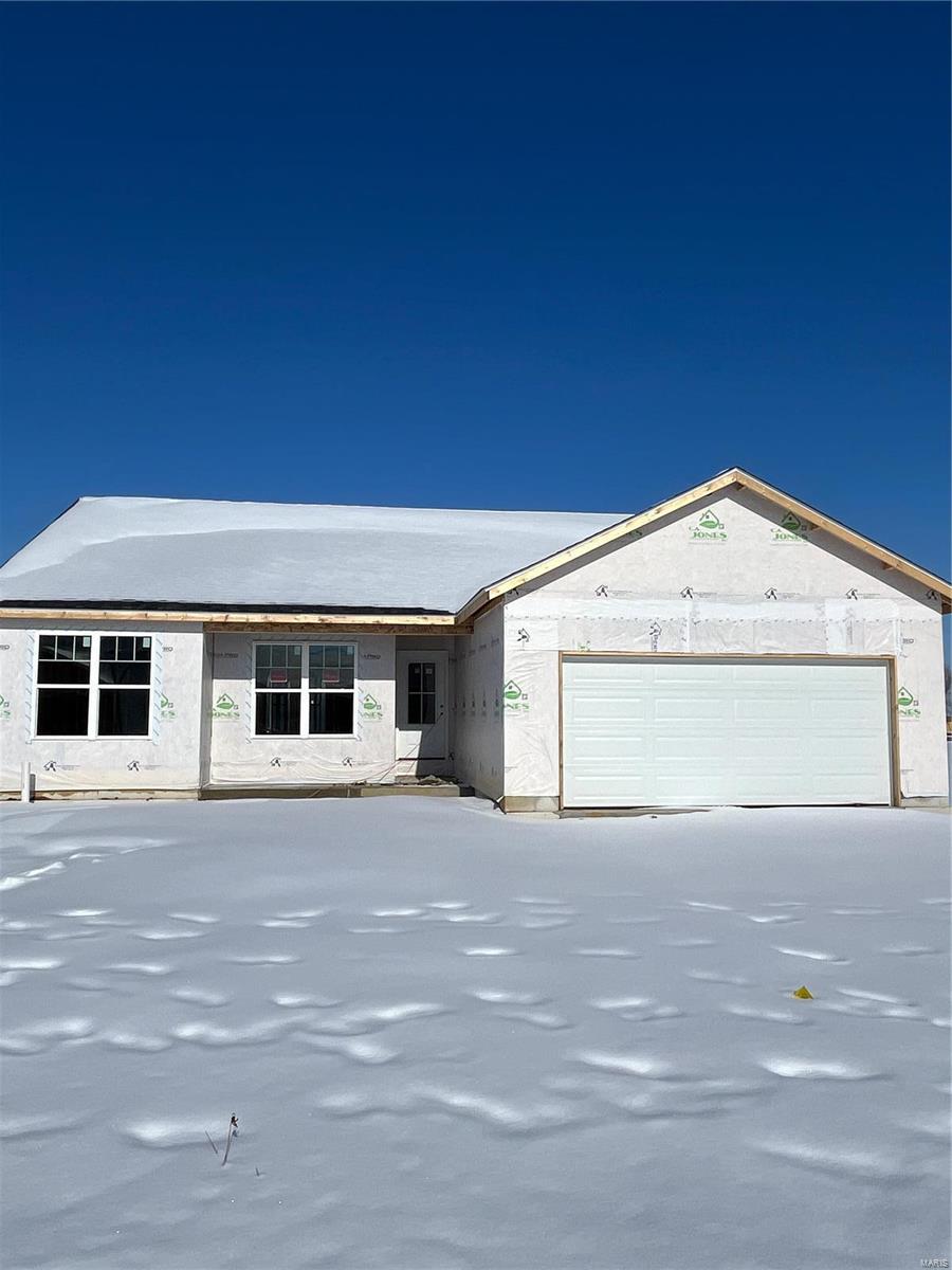 3 Bedroom, 1,505 sq. feet 1310 Orchard Lakes Circle Belleville, IL