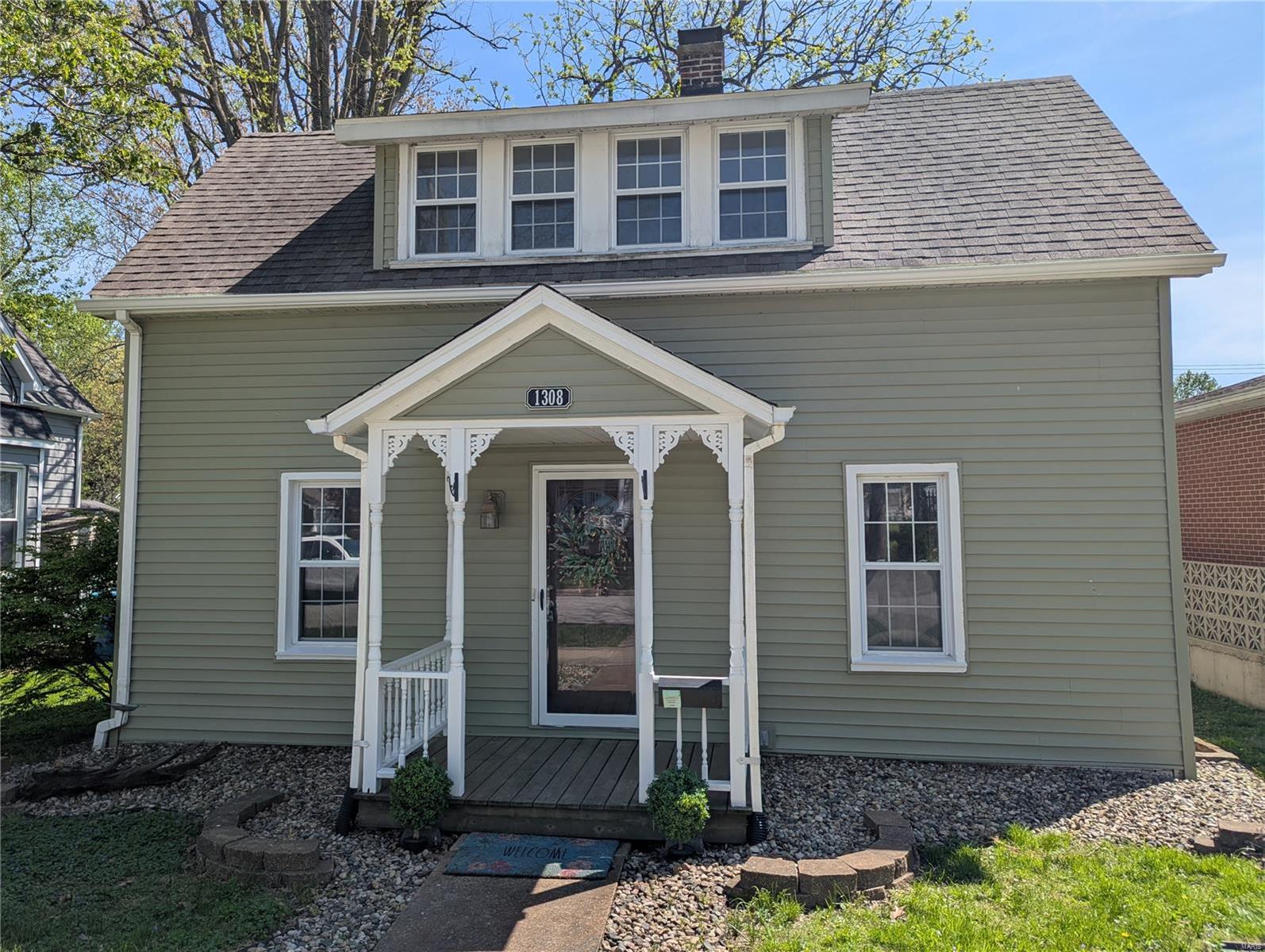 2 Bedroom, 1,155 sq. feet 1308 13th Street Highland, IL