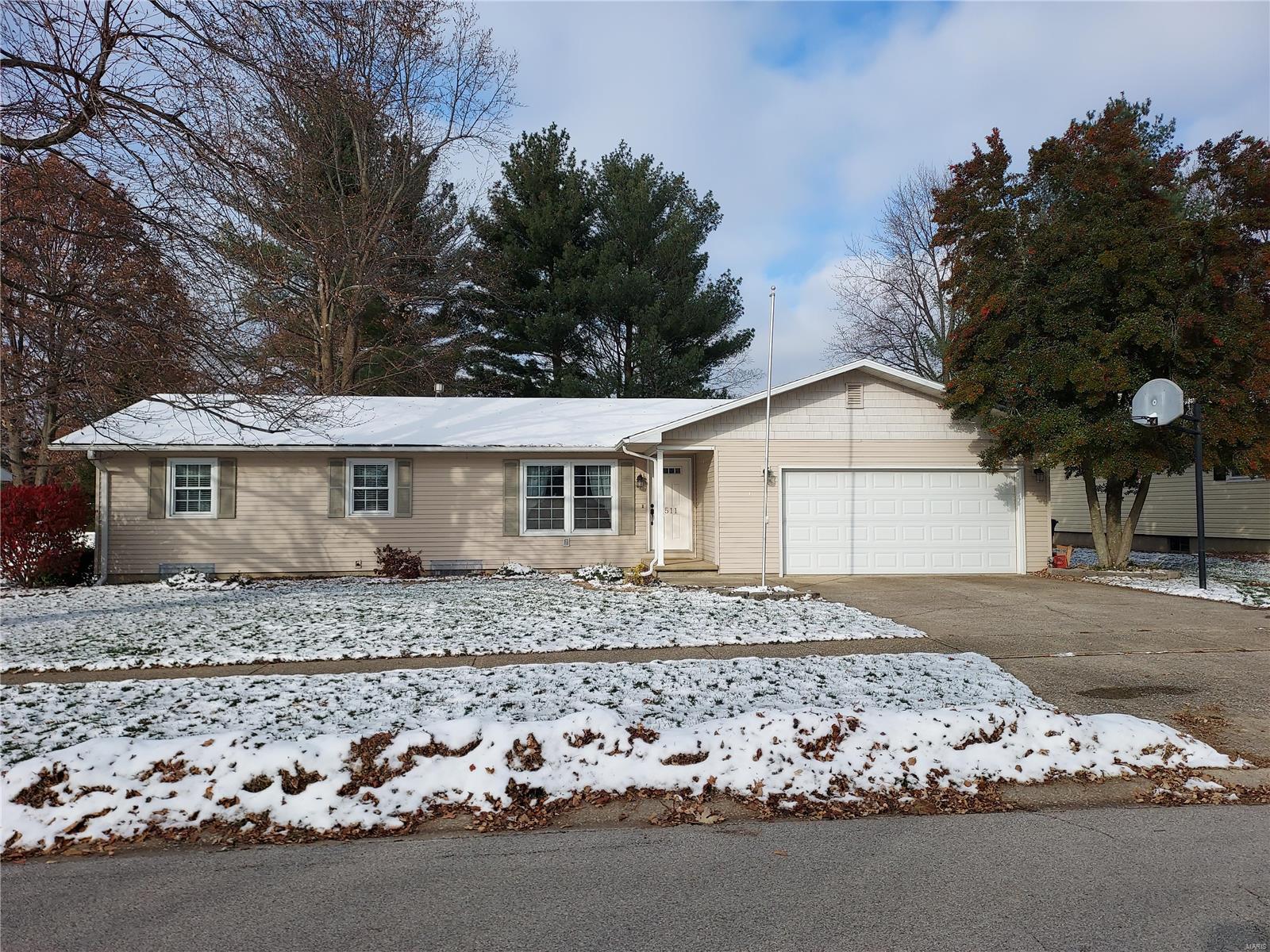 3 Bedroom, 2,275 sq. feet 1511 Killarney Drive Greenville, IL