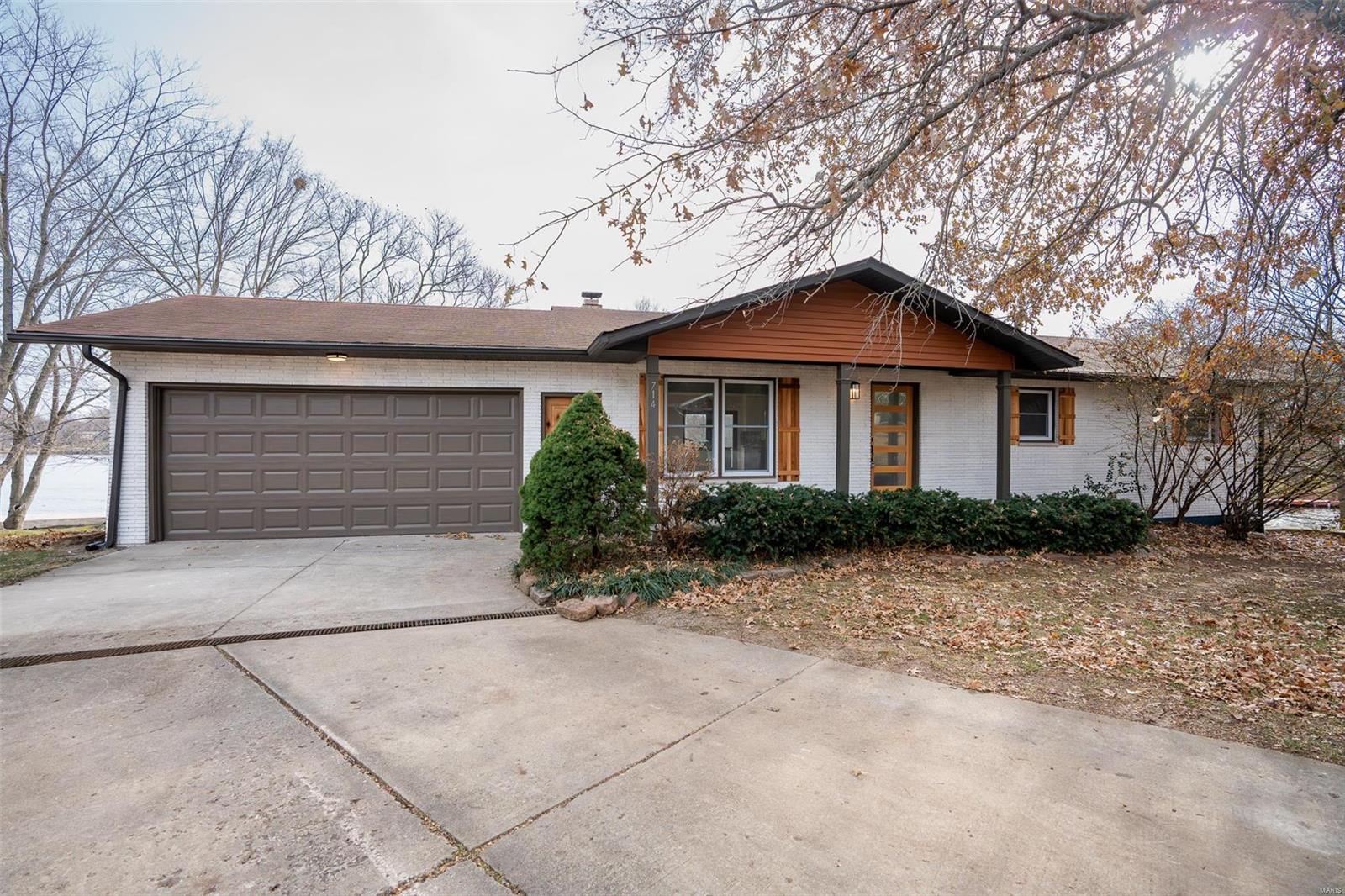 4 Bedroom, 2,796 sq. feet 714 Riviera Circle Edwardsville, IL