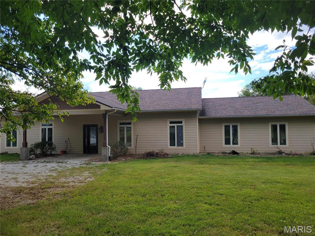 3 Bedroom, 2,512 sq. feet 19469 Jones Road Jerseyville, IL