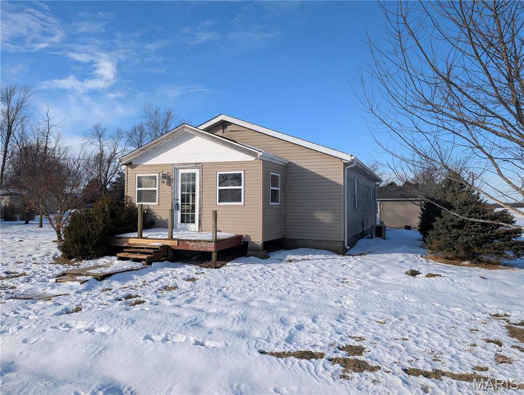 2 Bedroom, 1,036 sq. feet 413 6th Street New Douglas, IL