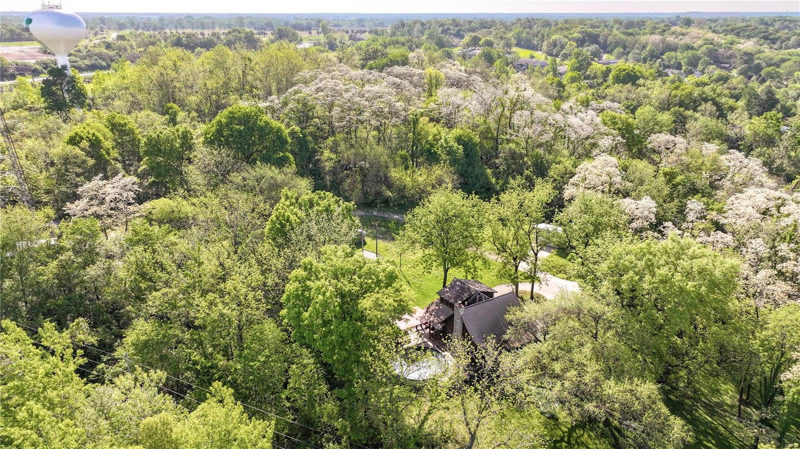 3 Bedroom, 2,374 sq. feet 40 Country Lane Wood River, IL