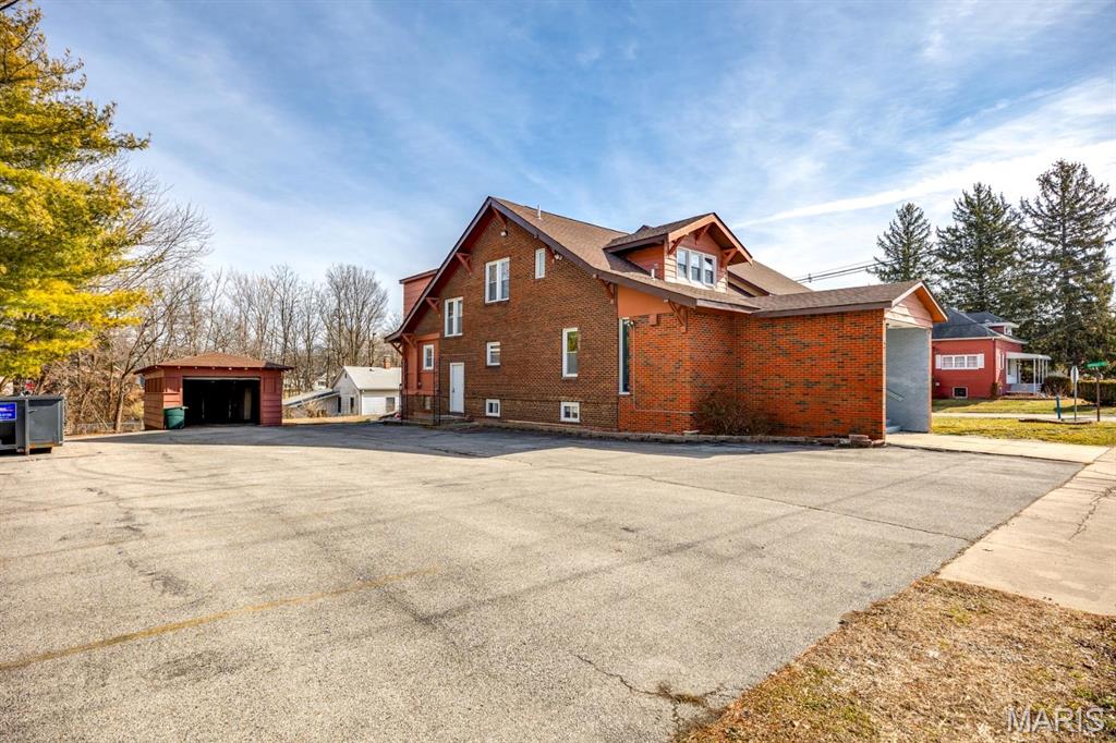4 Bedroom, 5,032 sq. feet 209 Montgomery Street Gillespie, IL