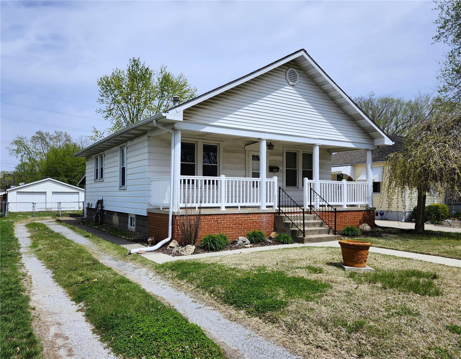 2 Bedroom, 1,410 sq. feet 2133 WOODLAWN Avenue Granite City, IL