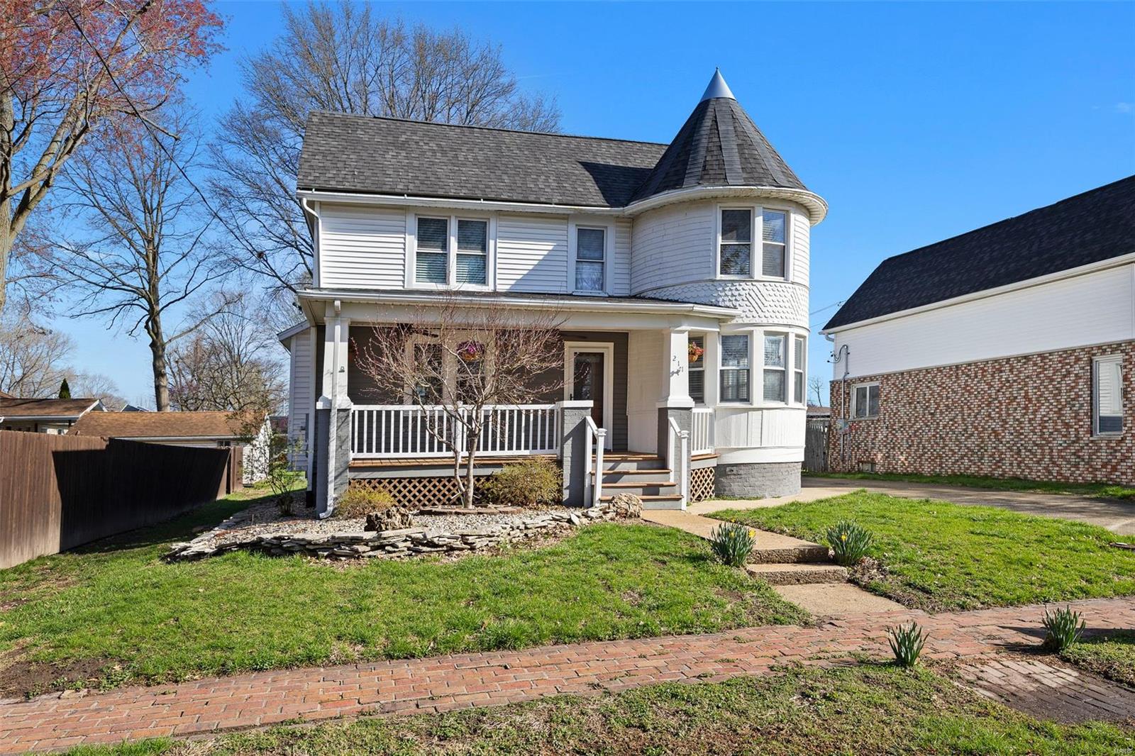 3 Bedroom, 1,660 sq. feet 211 Alton Street Marine, IL
