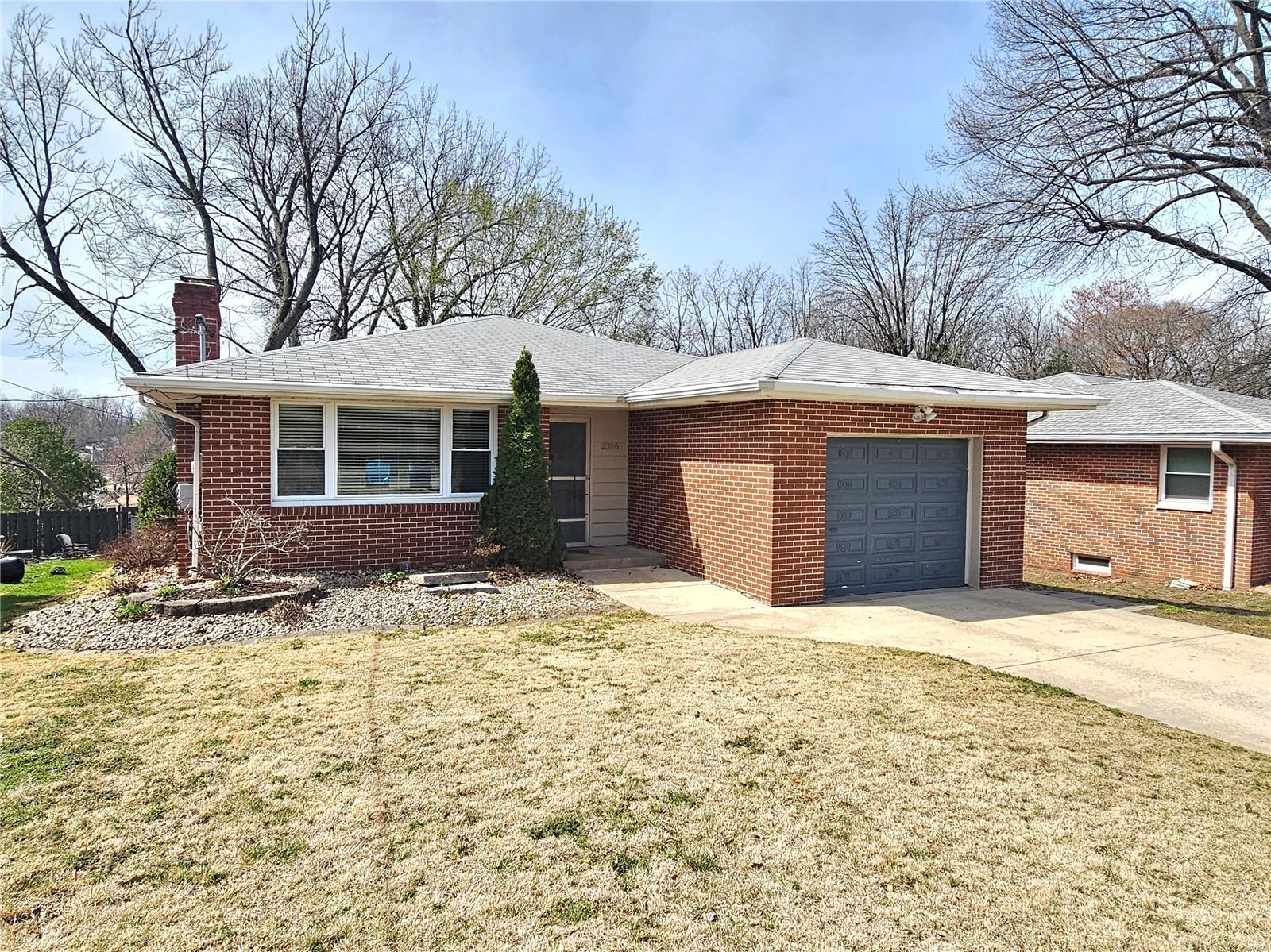 3 Bedroom, 1,956 sq. feet 2306 Hale Drive Alton, IL
