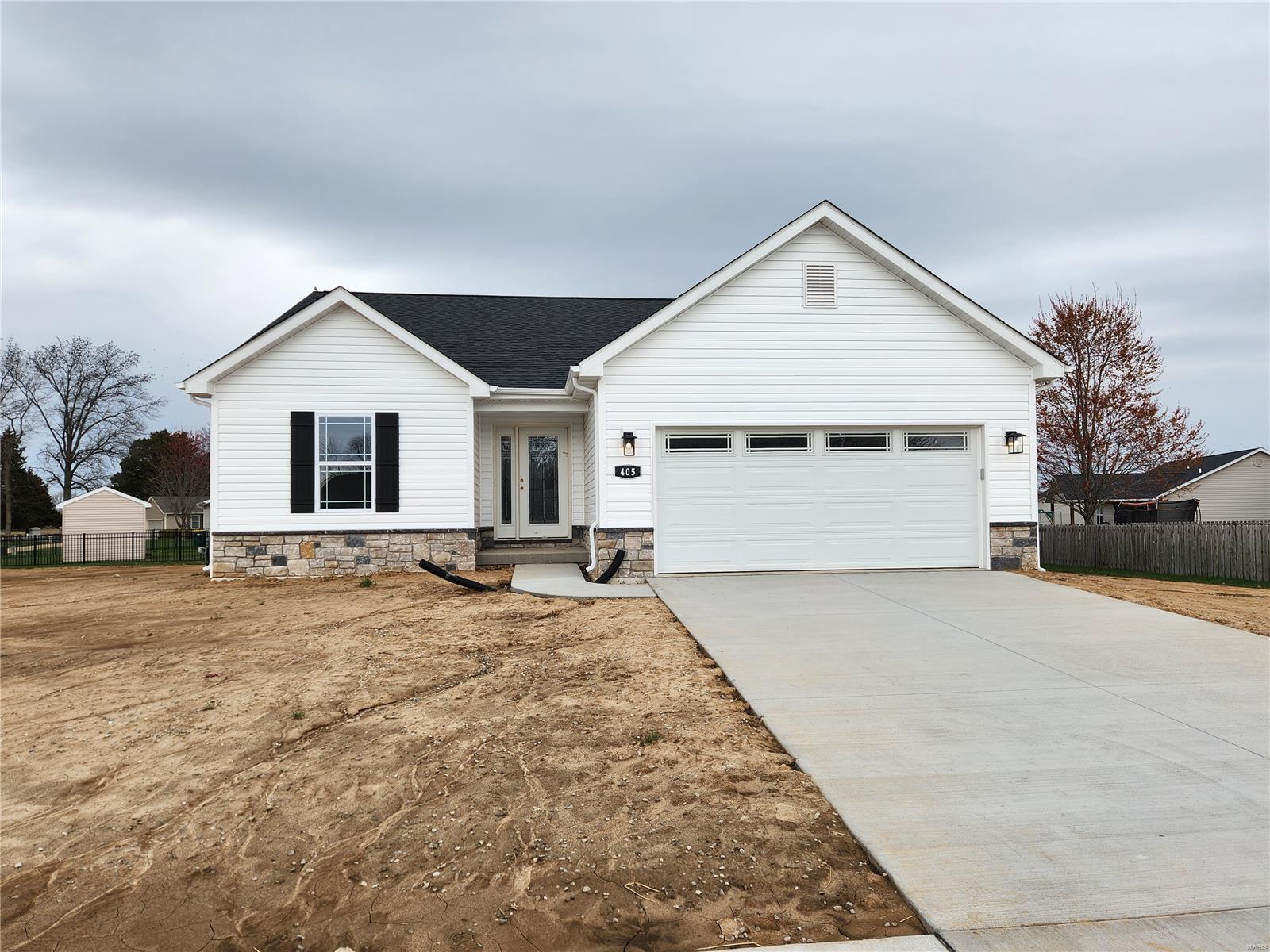 3 Bedroom, 1,750 sq. feet 405 Acorn Way Lebanon, IL