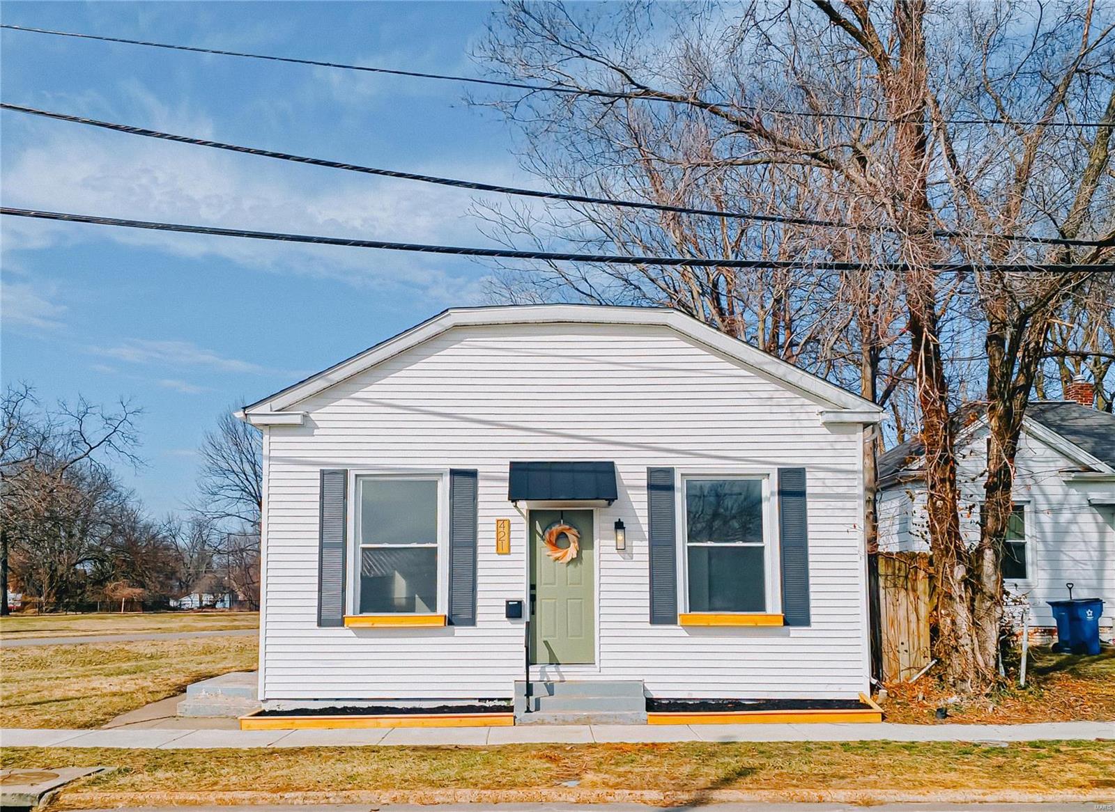 2 Bedroom, 860 sq. feet 421 Wolf Street Edwardsville, IL