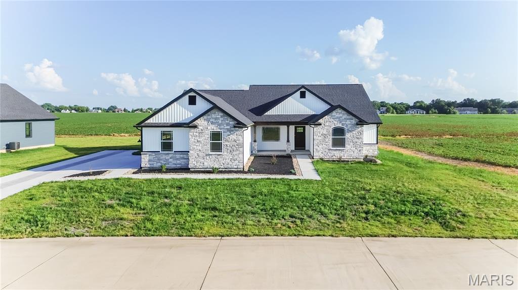 3 Bedroom, 2,250 sq. feet 1002 Brianna Court  Jerseyville, IL