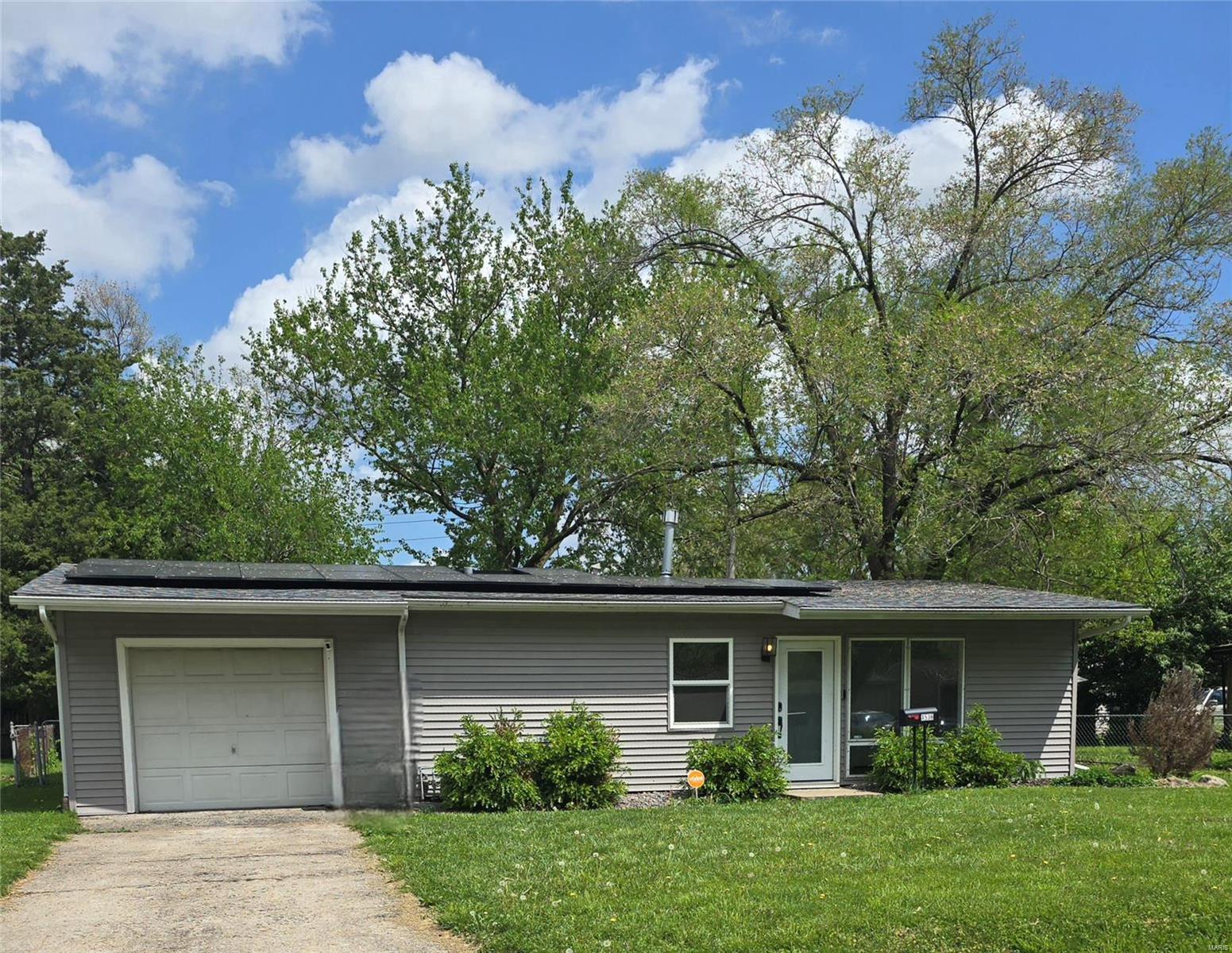 3 Bedroom, 825 sq. feet 4536 Walter Avenue  Granite City, IL