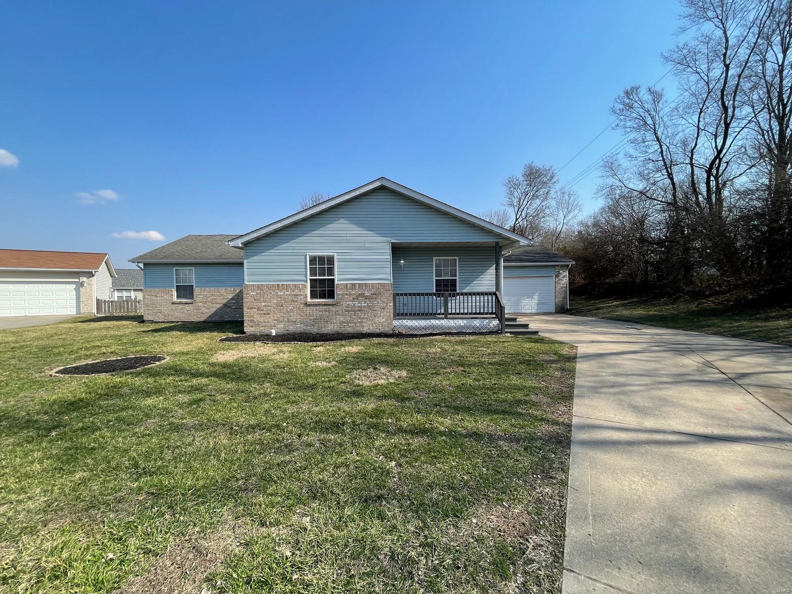 3 Bedroom, 1,808 sq. feet 12 Lynnwood Court Belleville, IL
