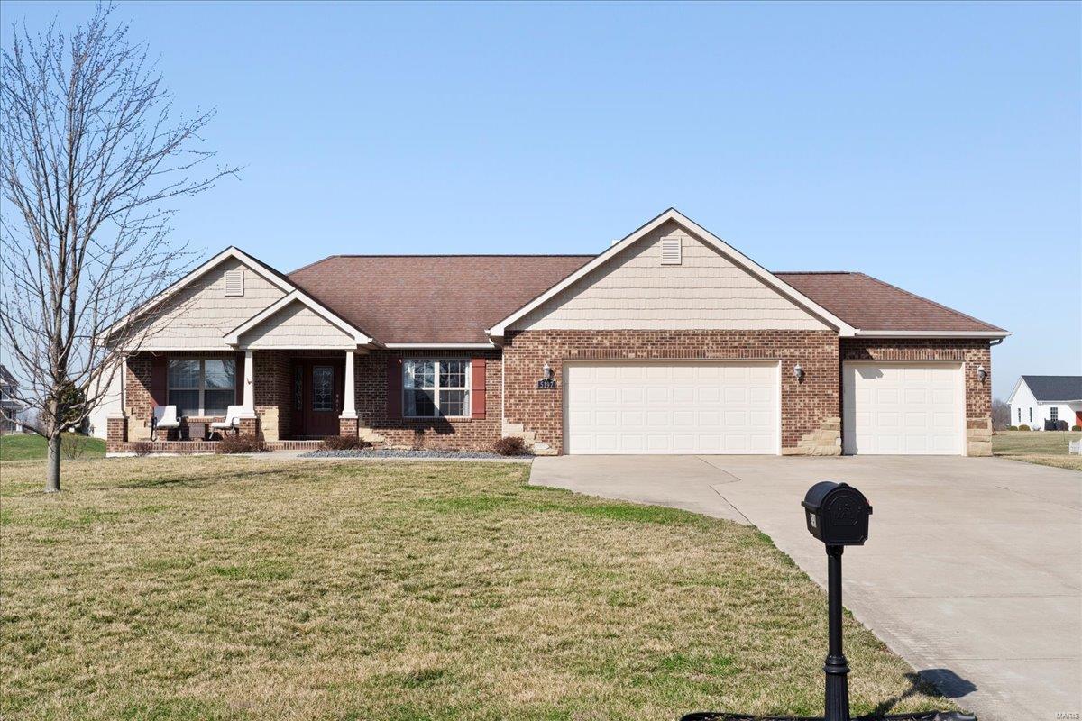 4 Bedroom, 3,711 sq. feet 5197 White Oak Drive Smithton, IL
