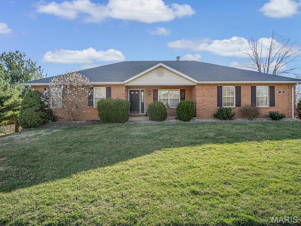 3 Bedroom, 2,437 sq. feet 100 Fairway Drive Waterloo, IL