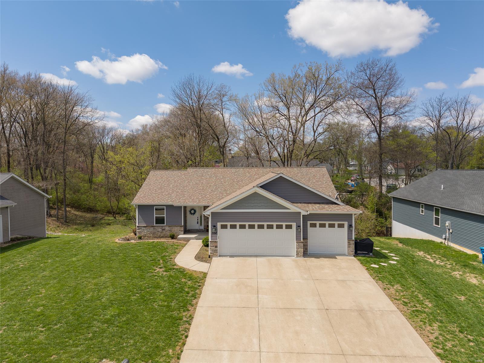 4 Bedroom, 2,368 sq. feet 324 Jennifer Court Troy, IL