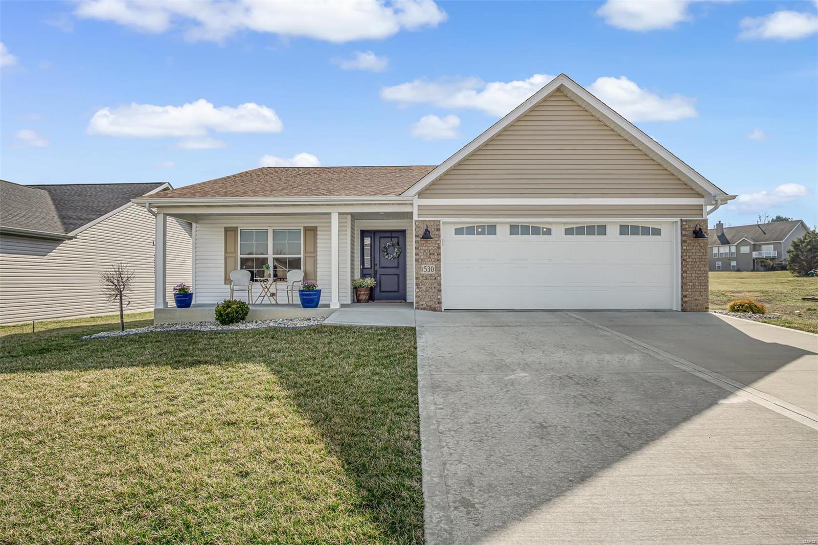 3 Bedroom, 1,658 sq. feet 1530 Orchard Lakes Circle Belleville, IL