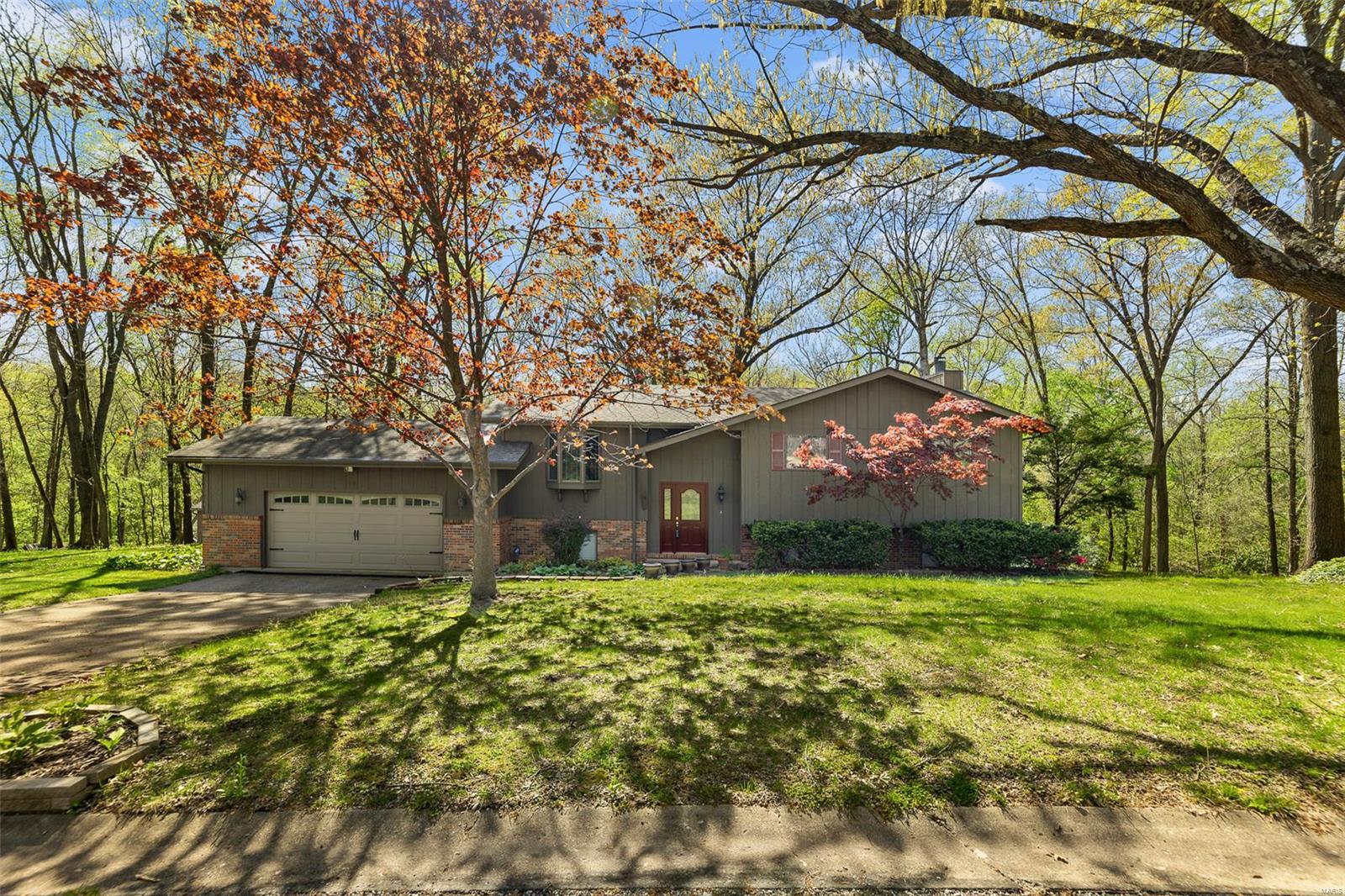 4 Bedroom, 3,059 sq. feet 16 Melody Lane Troy, IL
