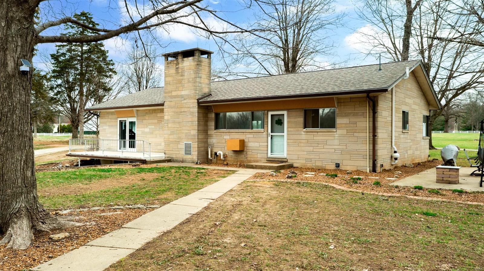 3 Bedroom, 3,600 sq. feet 11704 Walshville Trail Hillsboro, IL