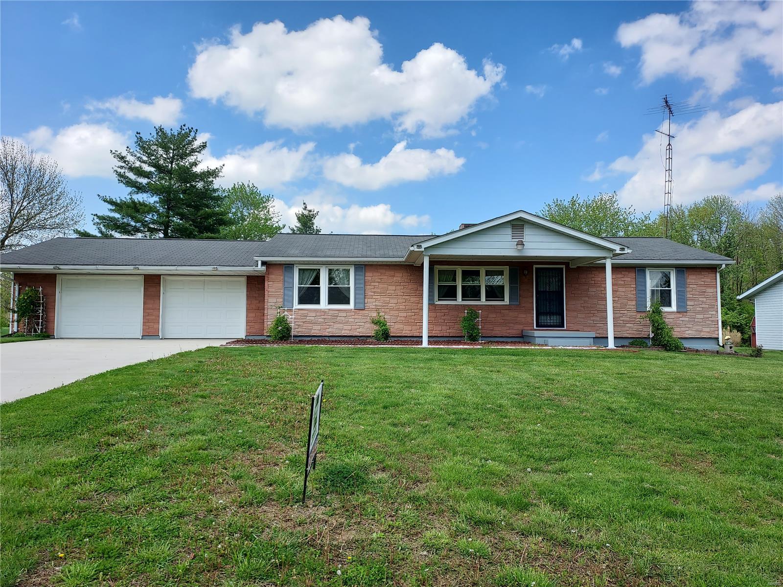 3 Bedroom, 1,350 sq. feet 1411 Cardinal  Greenville, IL