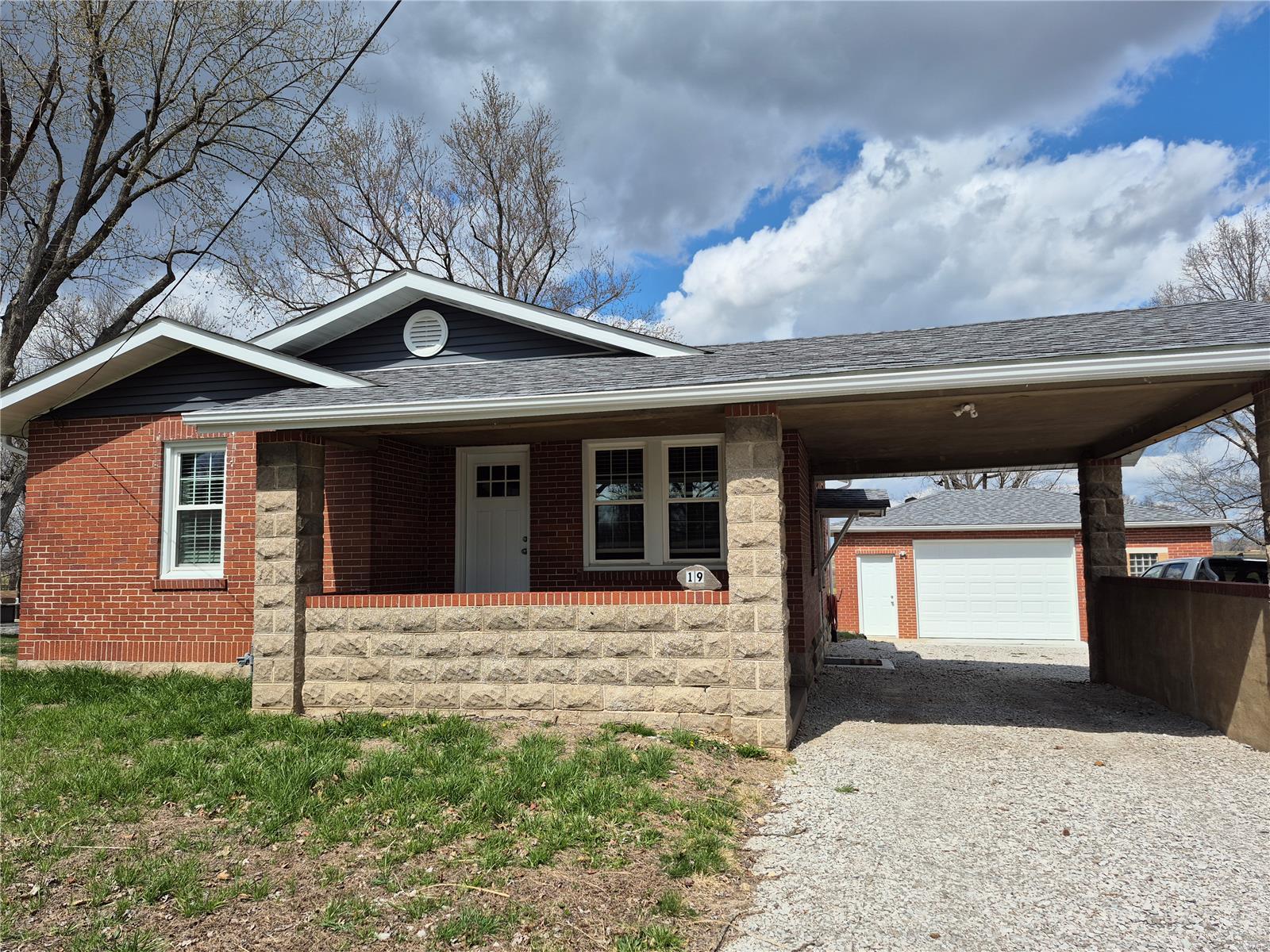 2 Bedroom, 890 sq. feet 19 Haven Street Moro, IL