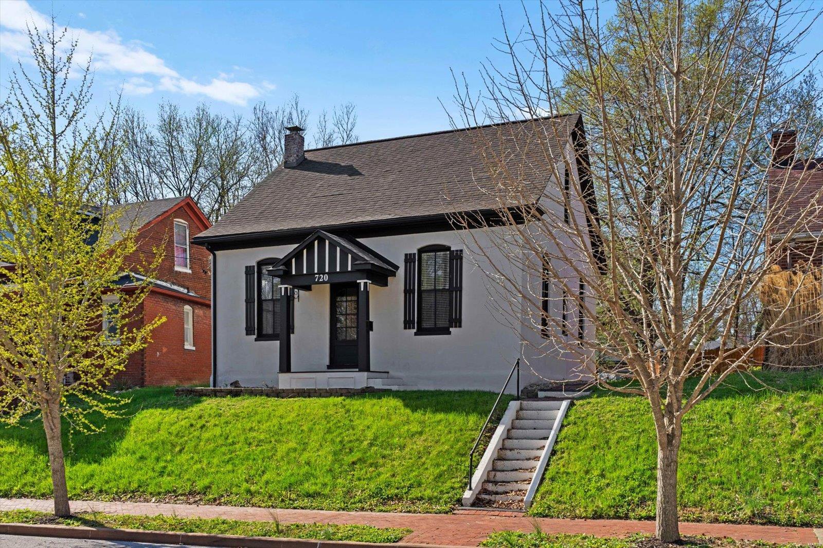 3 Bedroom, 1,350 sq. feet 720 Washington Street Belleville, IL