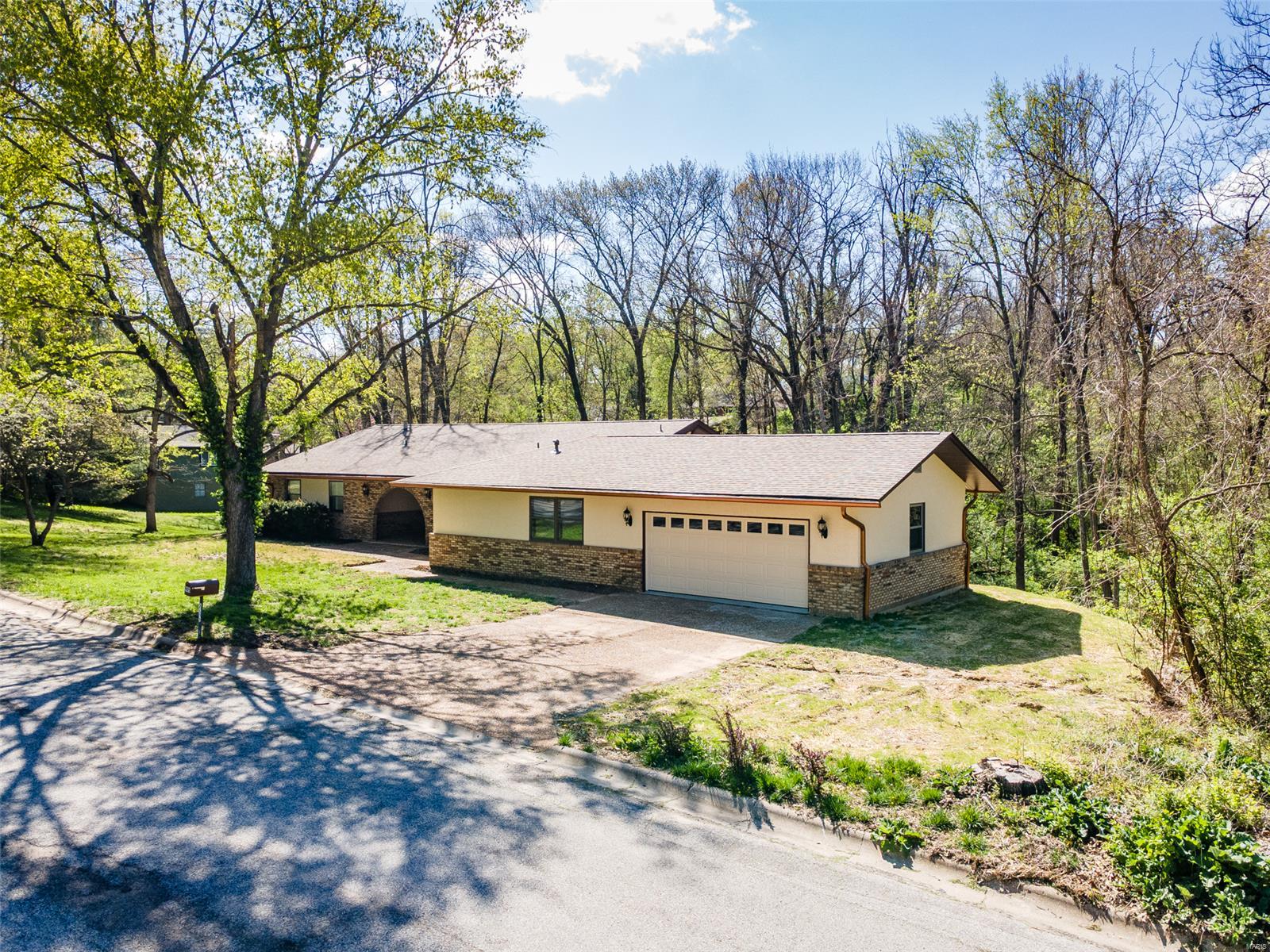 4 Bedroom, 4,533 sq. feet 905 Northdale Drive Alton, IL