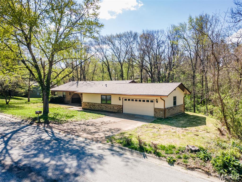 4 Bedroom, 4,533 sq. feet 905 Northdale Drive Alton, IL