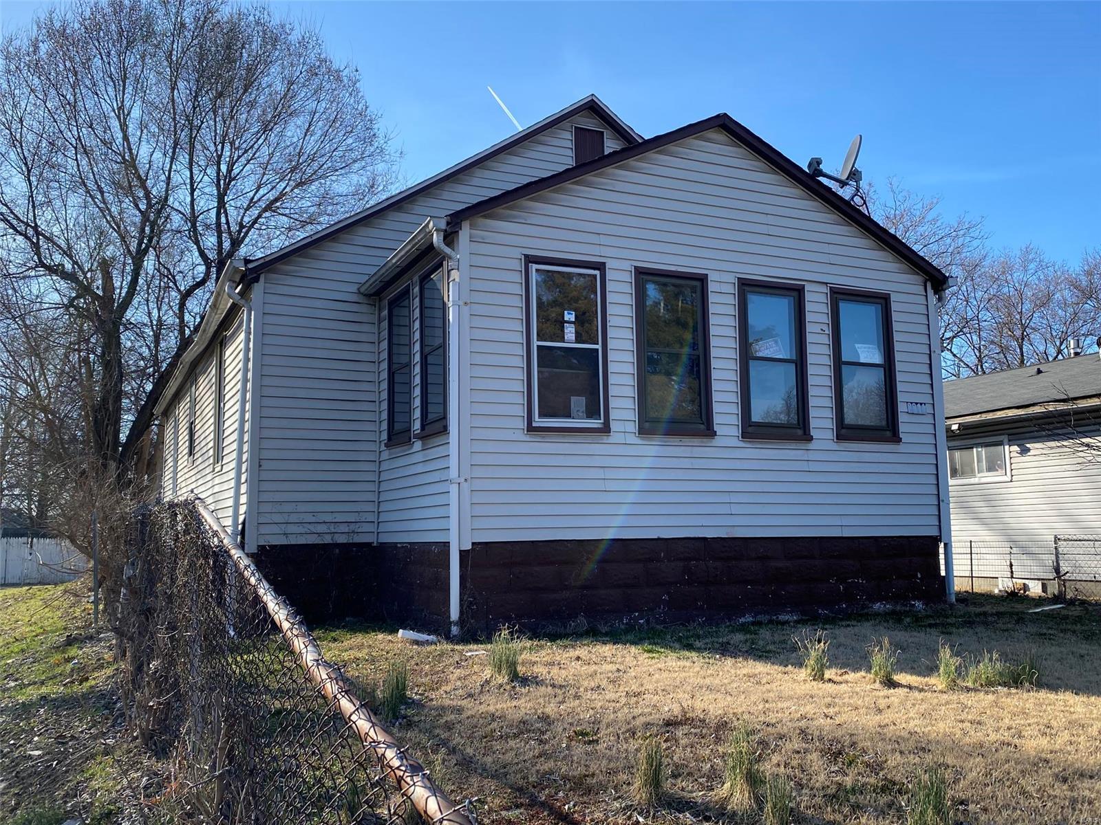 2 Bedroom, 864 sq. feet 2911 Buxton Avenue Granite City, IL