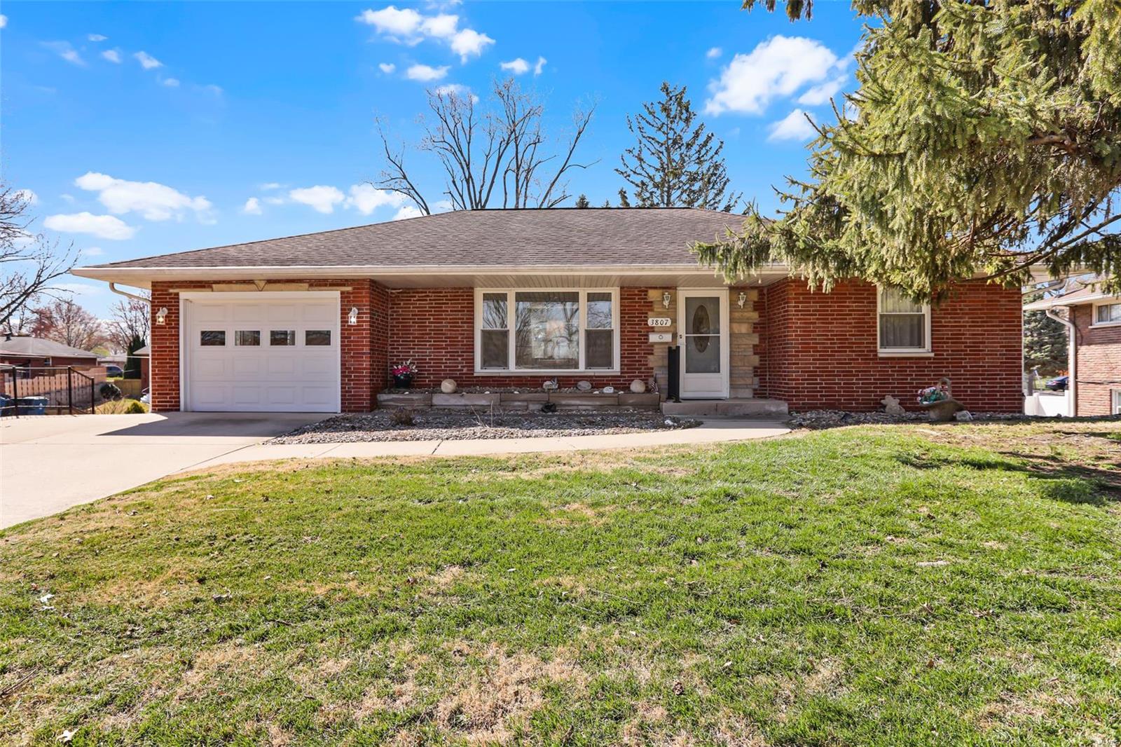 3 Bedroom, 2,008 sq. feet 3807 Omega Street Alton, IL