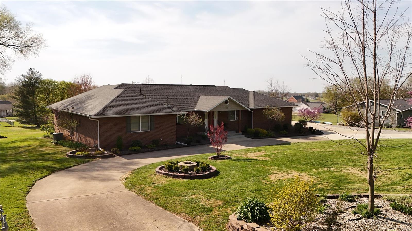 4 Bedroom, 4,524 sq. feet 705 Linder Boulevard Greenville, IL