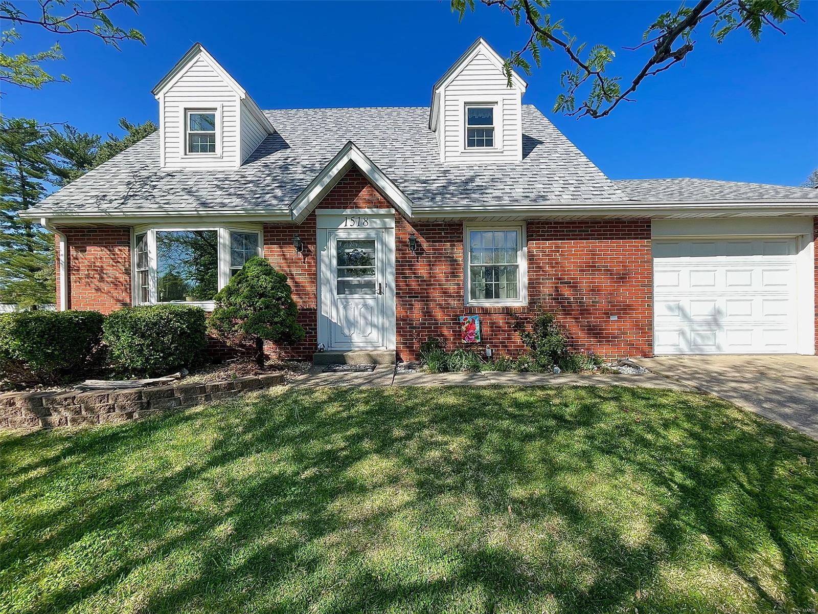 3 Bedroom, 2,288 sq. feet 1518 Colonial Drive Godfrey, IL