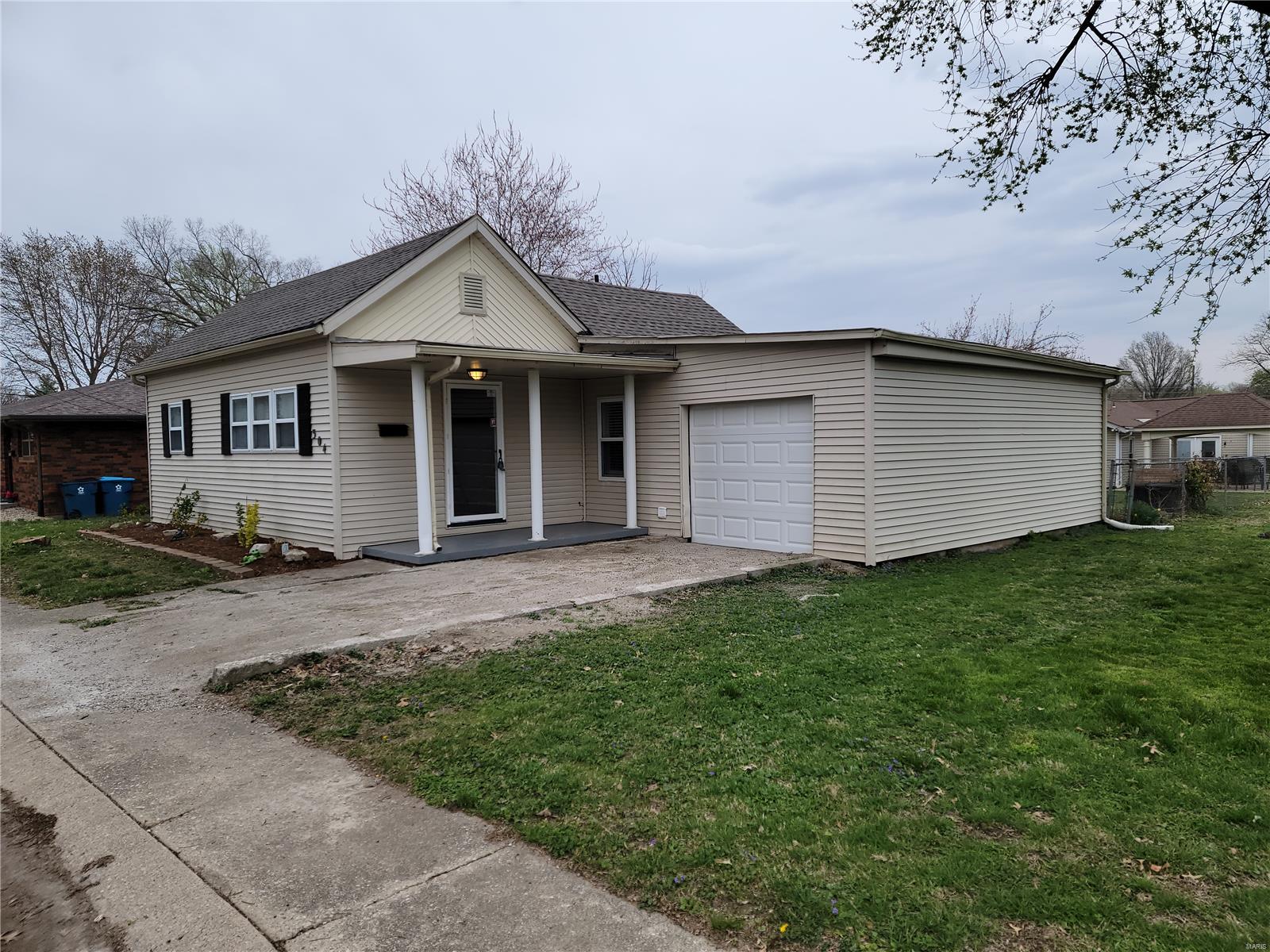 2 Bedroom, 1,250 sq. feet 304 Hickory Street Troy, IL
