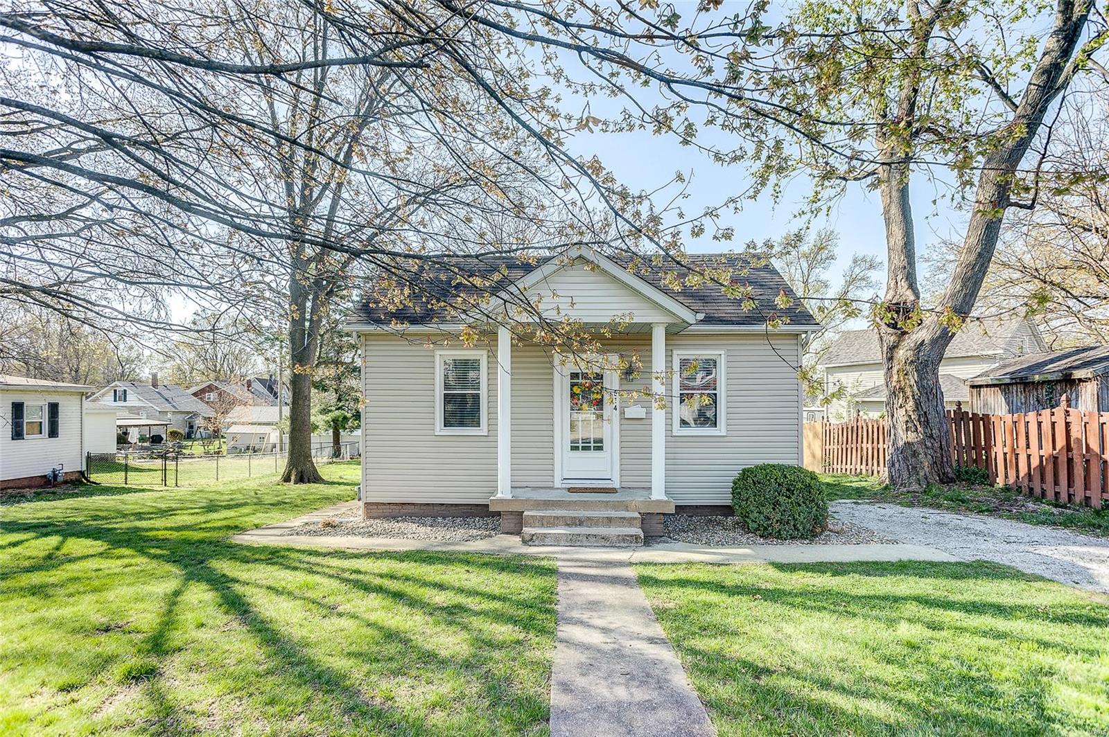 2 Bedroom, 1,000 sq. feet 514 Jefferson Road Edwardsville, IL