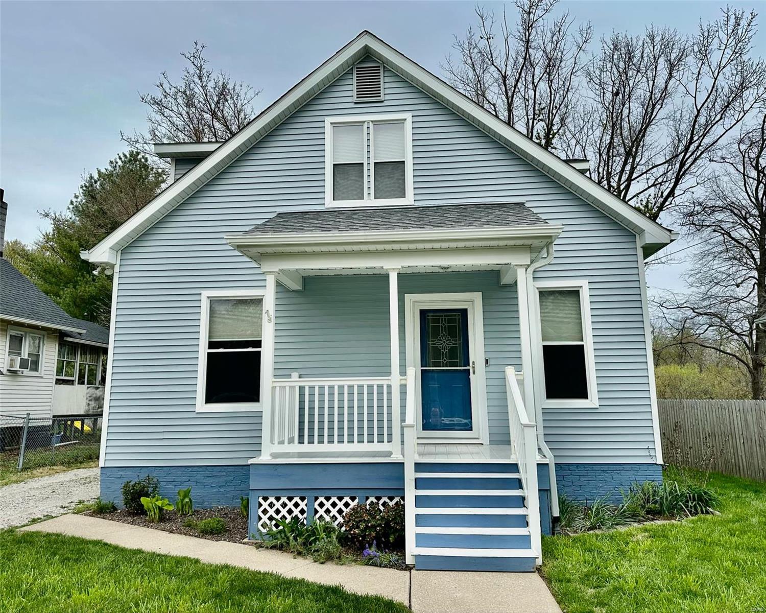 2 Bedroom, 1,326 sq. feet 827 Ann Street Edwardsville, IL