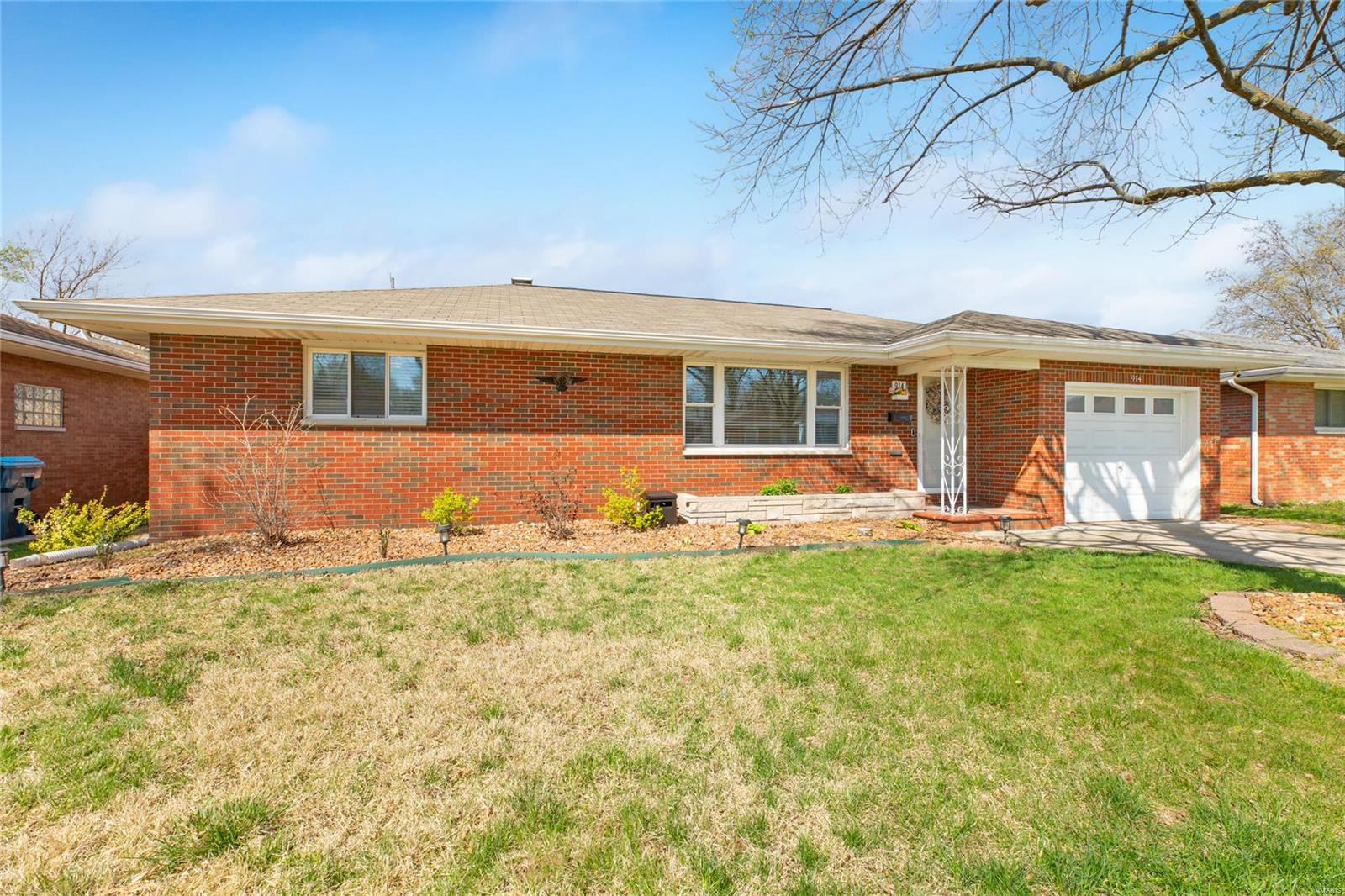 2 Bedroom, 1,046 sq. feet 914 Willow Street Wood River, IL