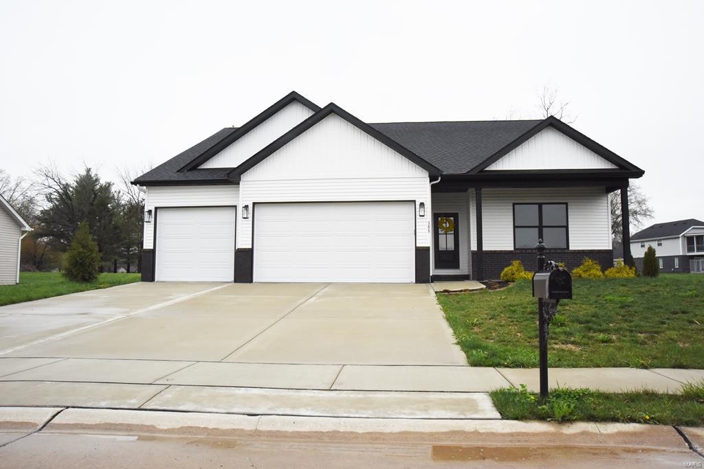 3 Bedroom, 1,750 sq. feet 305 Stonebriar Drive Troy, IL