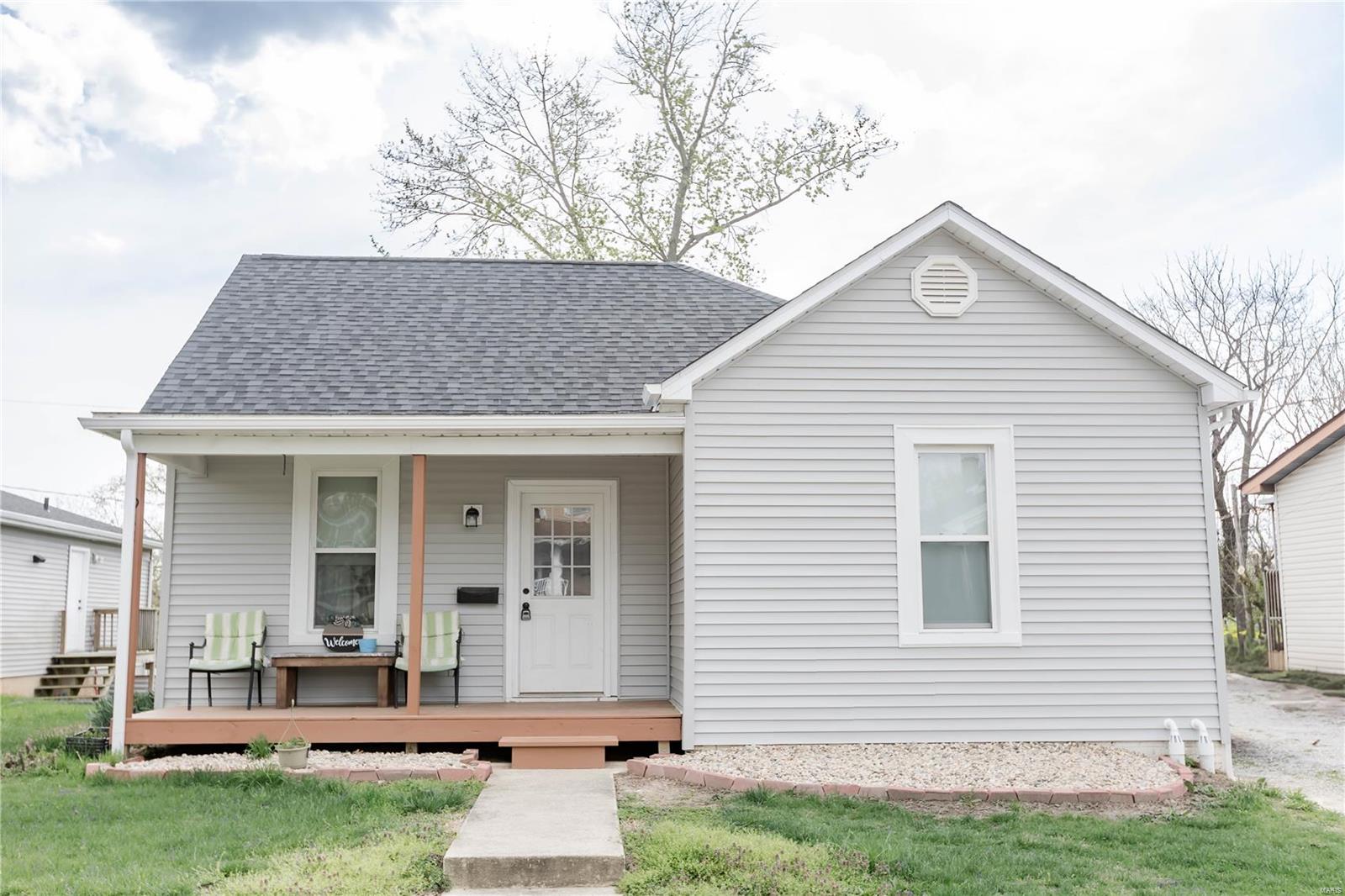 2 Bedroom, 1,007 sq. feet 911 Highland Street Edwardsville, IL