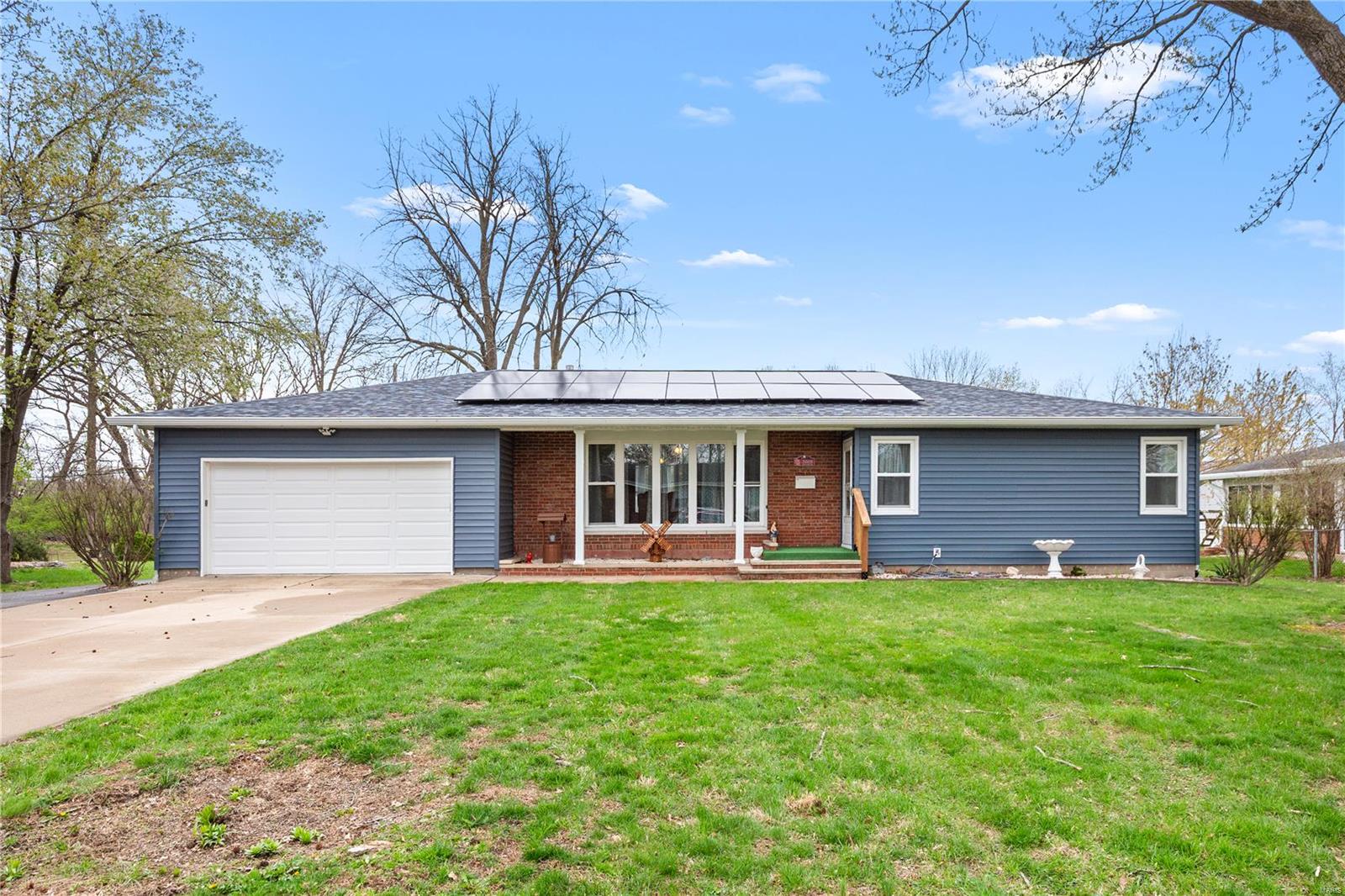 3 Bedroom, 2,294 sq. feet 5009 Bedford Drive Alton, IL