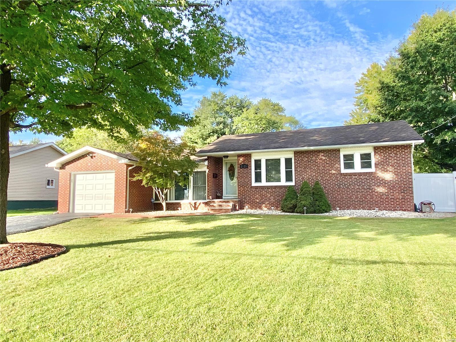 3 Bedroom, 1,939 sq. feet 2420 Sherwood Terr Alton, IL