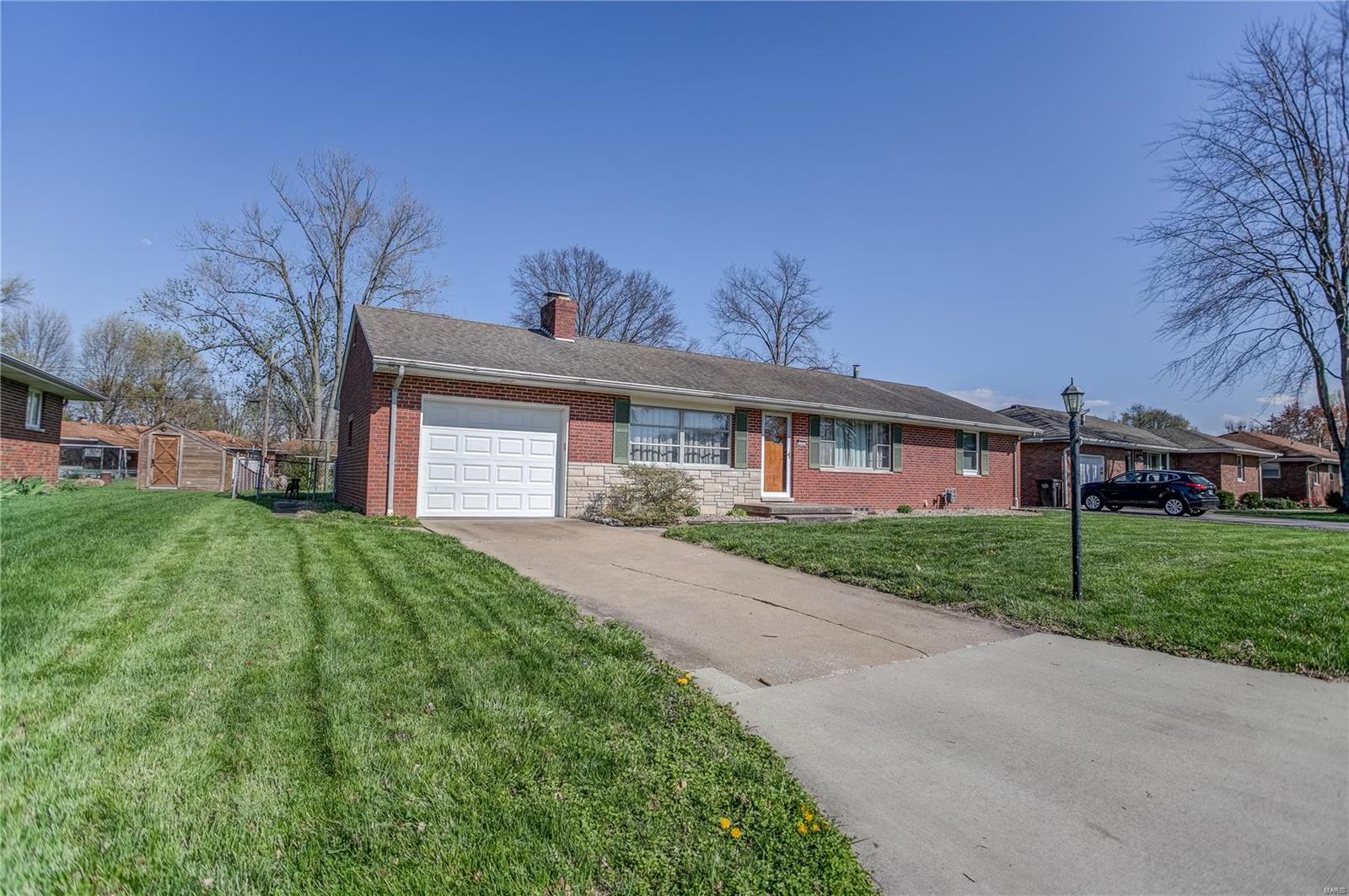 2 Bedroom, 1,200 sq. feet 5507 Ladue Drive Godfrey, IL
