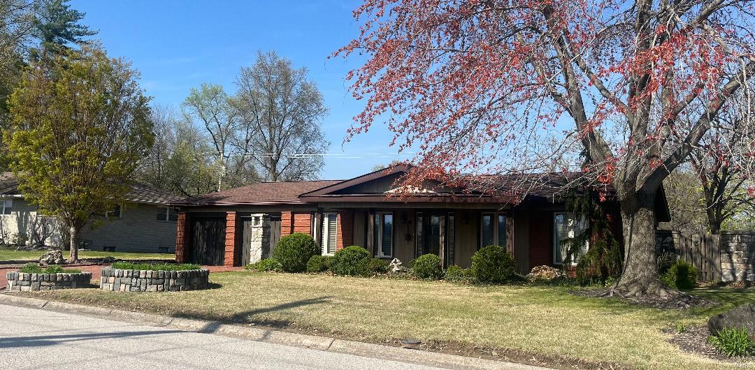 3 Bedroom, 2,220 sq. feet 4305 Chantel Drive Alton, IL