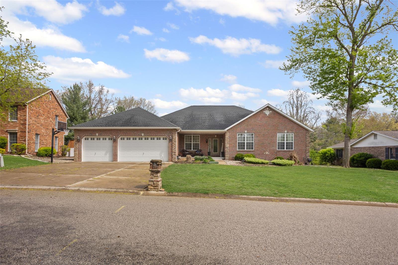 4 Bedroom, 5,202 sq. feet 305 Sundew Drive Belleville, IL