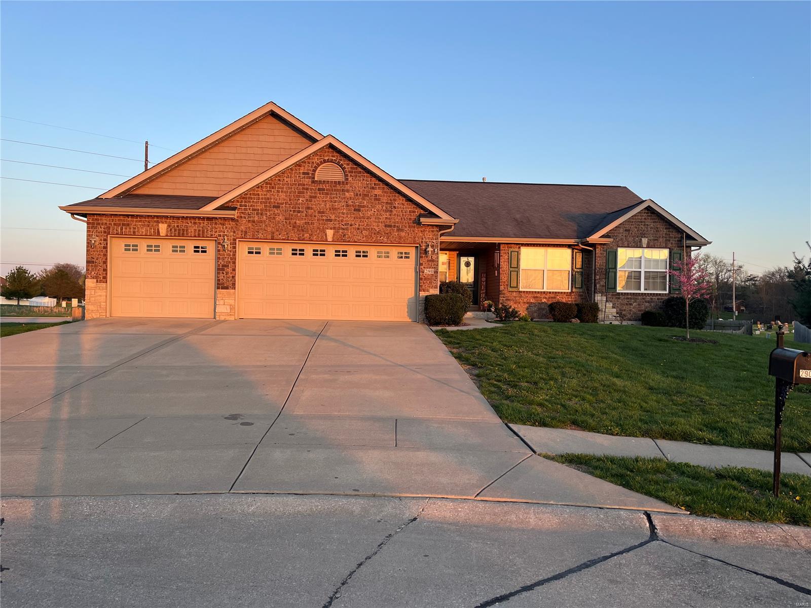 4 Bedroom, 2,262 sq. feet 290 Shadowbrooke  Troy, IL