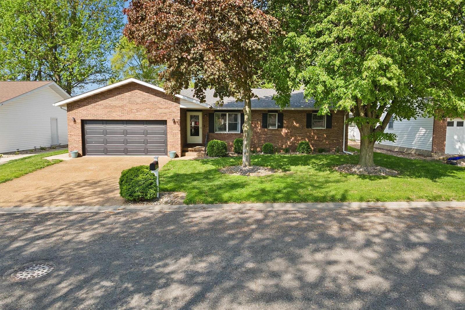 3 Bedroom, 2,660 sq. feet 70 Sunfish Drive Highland, IL