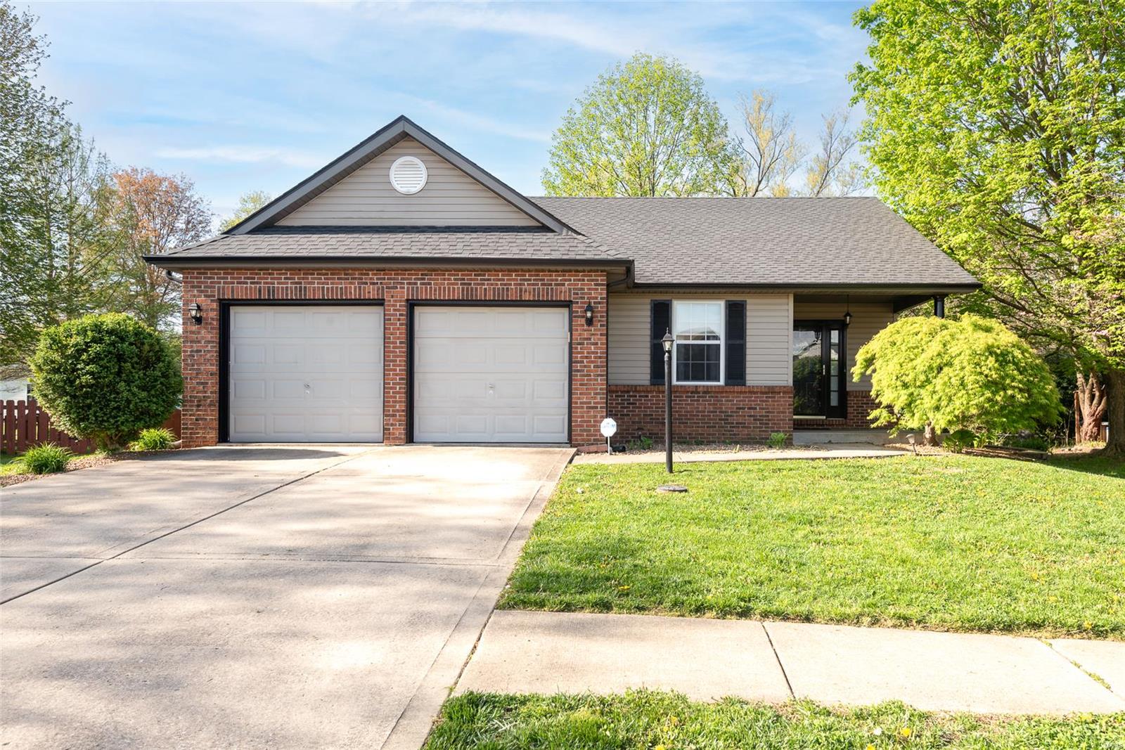 3 Bedroom, 1,668 sq. feet 54 Julie Drive Glen Carbon, IL