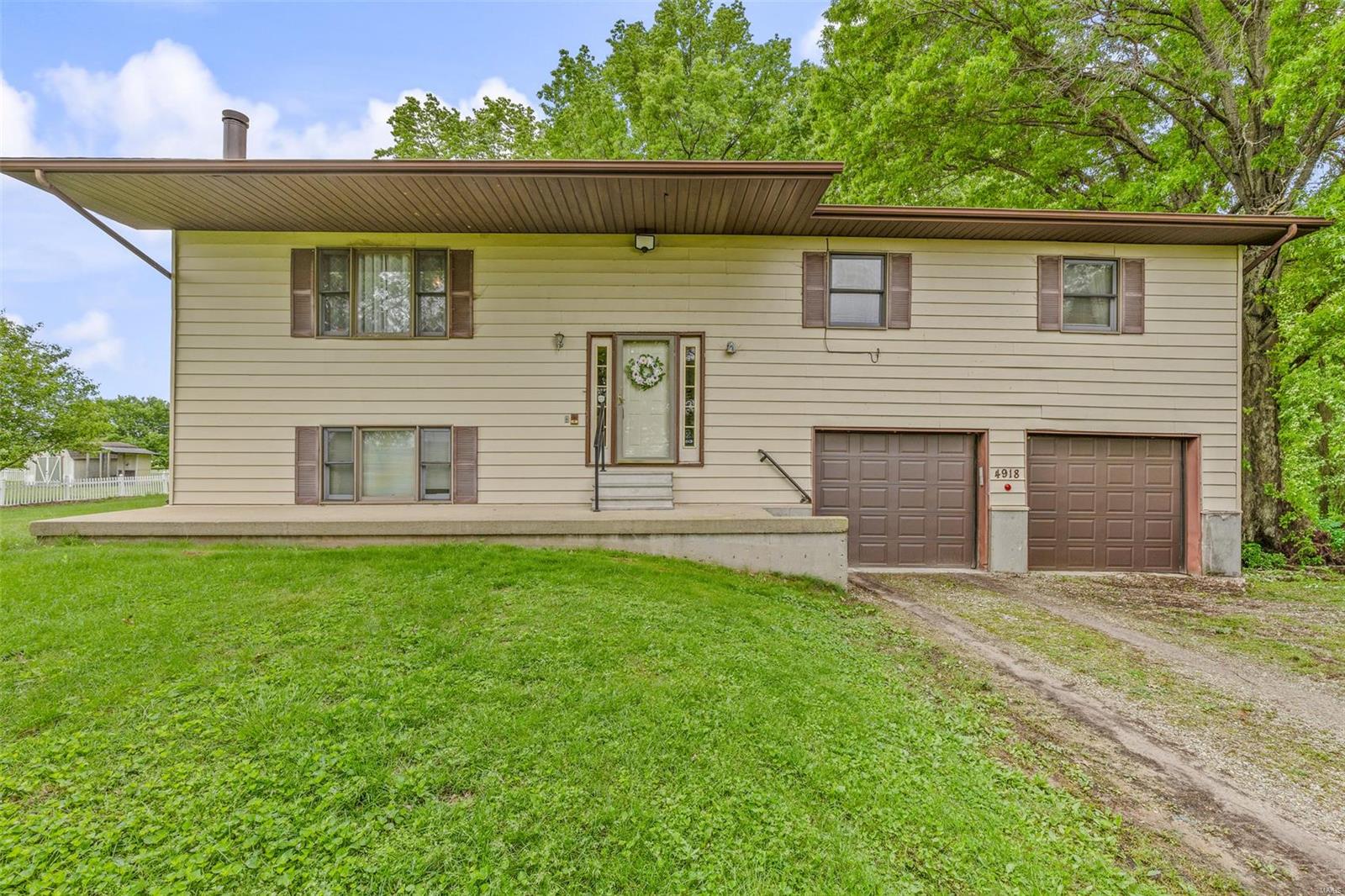 3 Bedroom, 2,062 sq. feet 4918 Oakridge Drive Granite City, IL