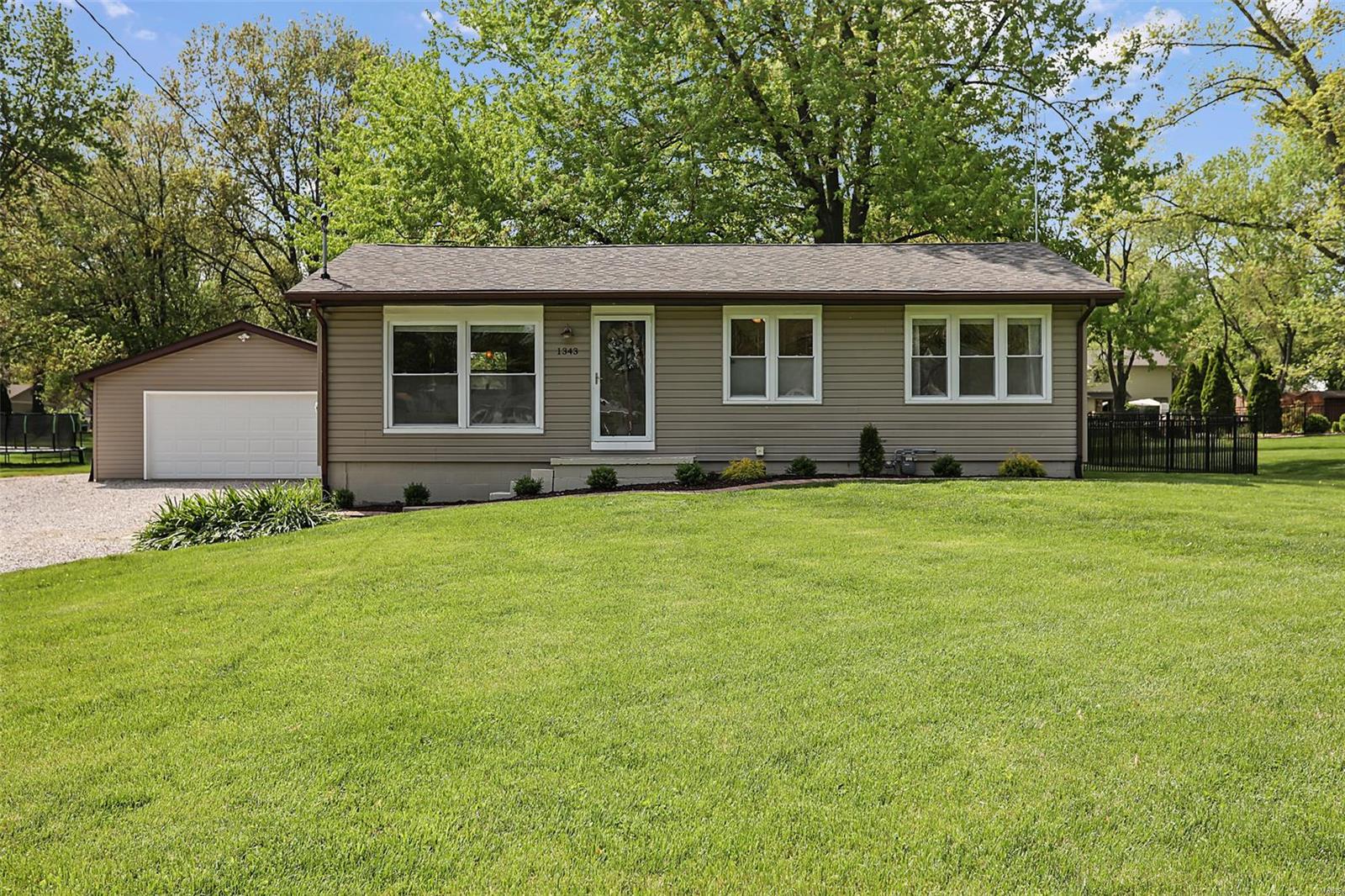 3 Bedroom, 960 sq. feet 1343 Mary Drive Edwardsville, IL