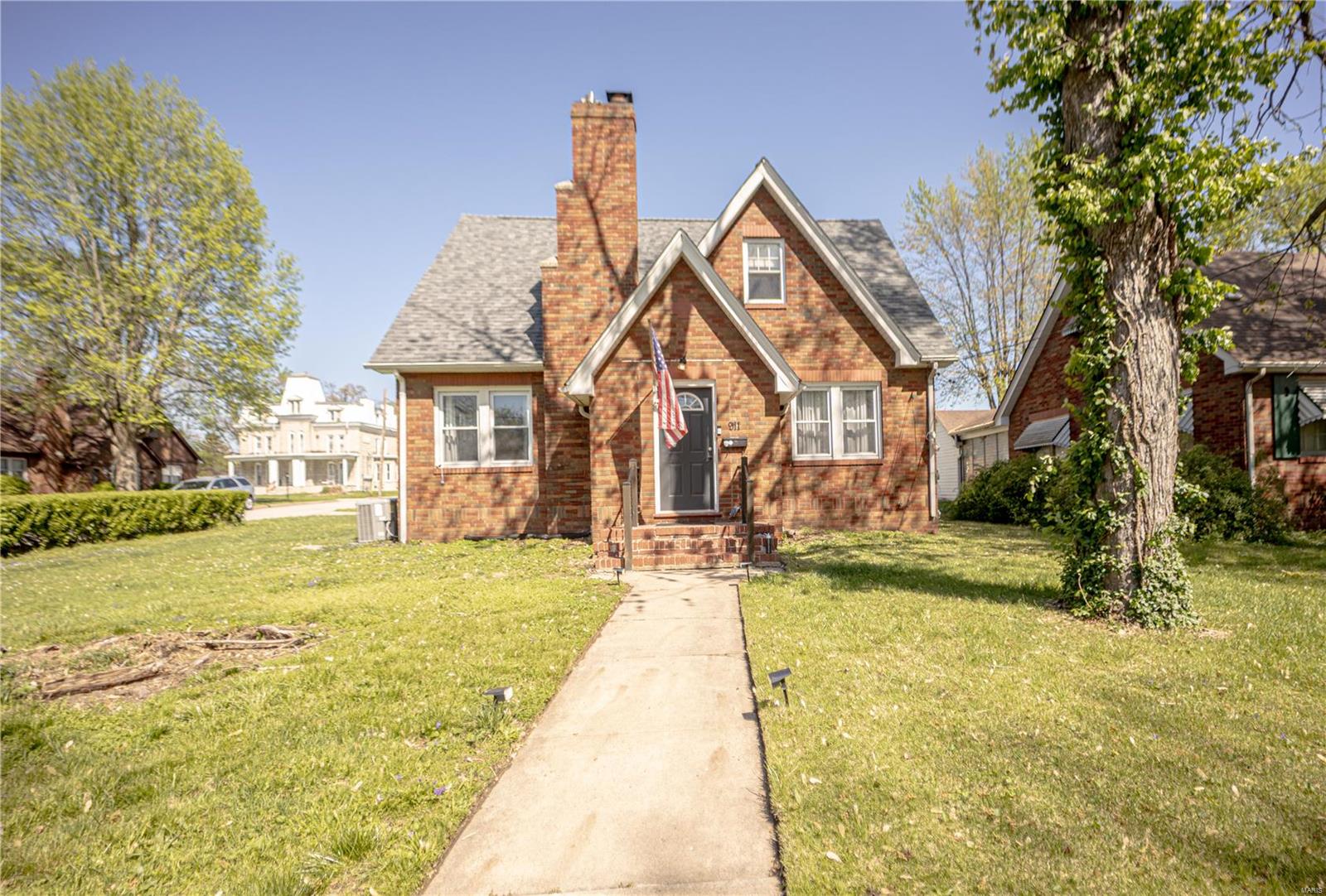 3 Bedroom, 2,038 sq. feet 911 Main Street Alton, IL
