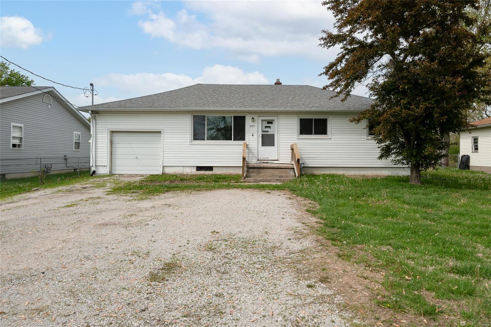 3 Bedroom, 1,008 sq. feet 209 Sterling Drive Moro, IL