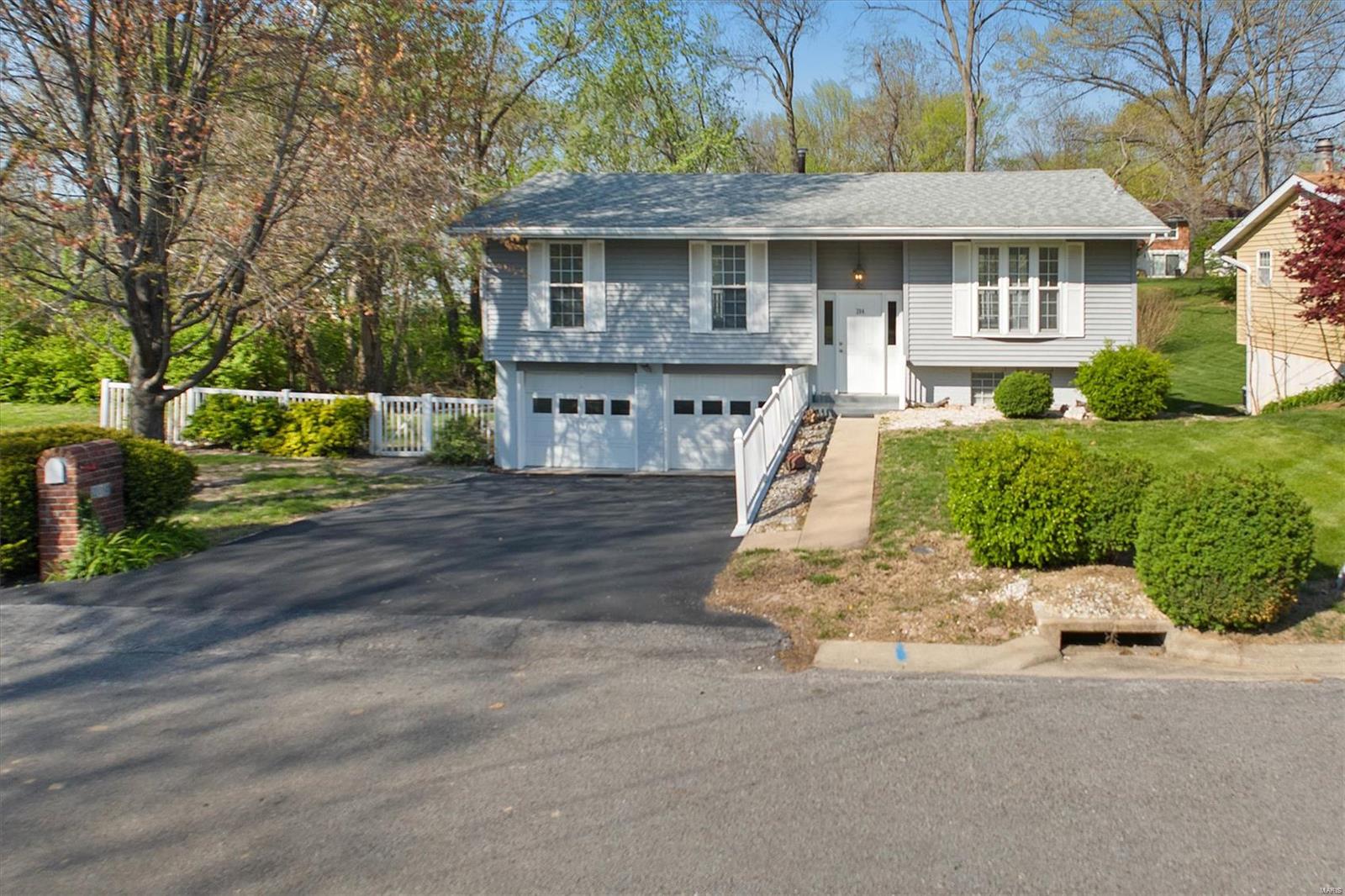 3 Bedroom, 1,817 sq. feet 204 Gaylord Drive Collinsville, IL